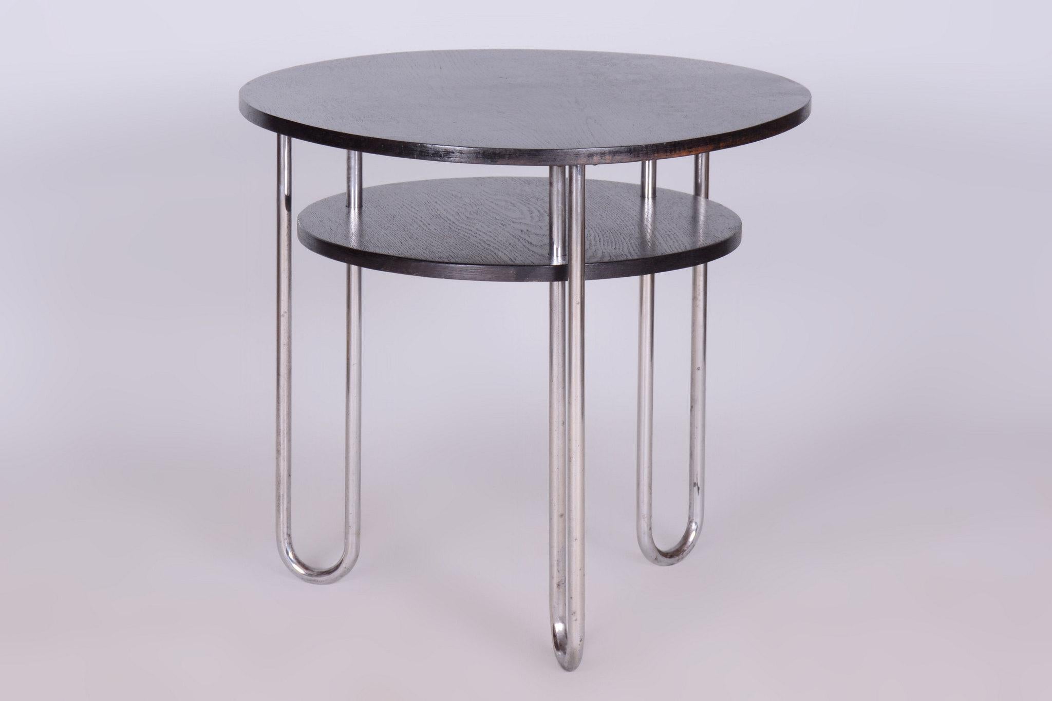 Dieser elegante runde Bauhaus-Tisch stammt aus Deutschland aus den 1930er Jahren. Der Entwurf stammt von dem Architekten Marcel Breuer. Das Tischgestell besteht aus Chromstahlrohr, das professionell gereinigt wurde. Die Tischplatte ist aus