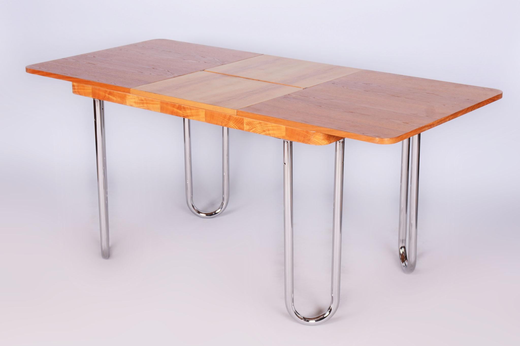 Larghezza regolabile: 120 cm - 170 cm (47 in - 67 in)

Questo tavolo da pranzo dei primi del Novecento si trova all'incrocio tra gli stili Art Deco e Bauhaus, conferendogli un carattere davvero distintivo. Progettato da Jindřich Halabala e prodotto