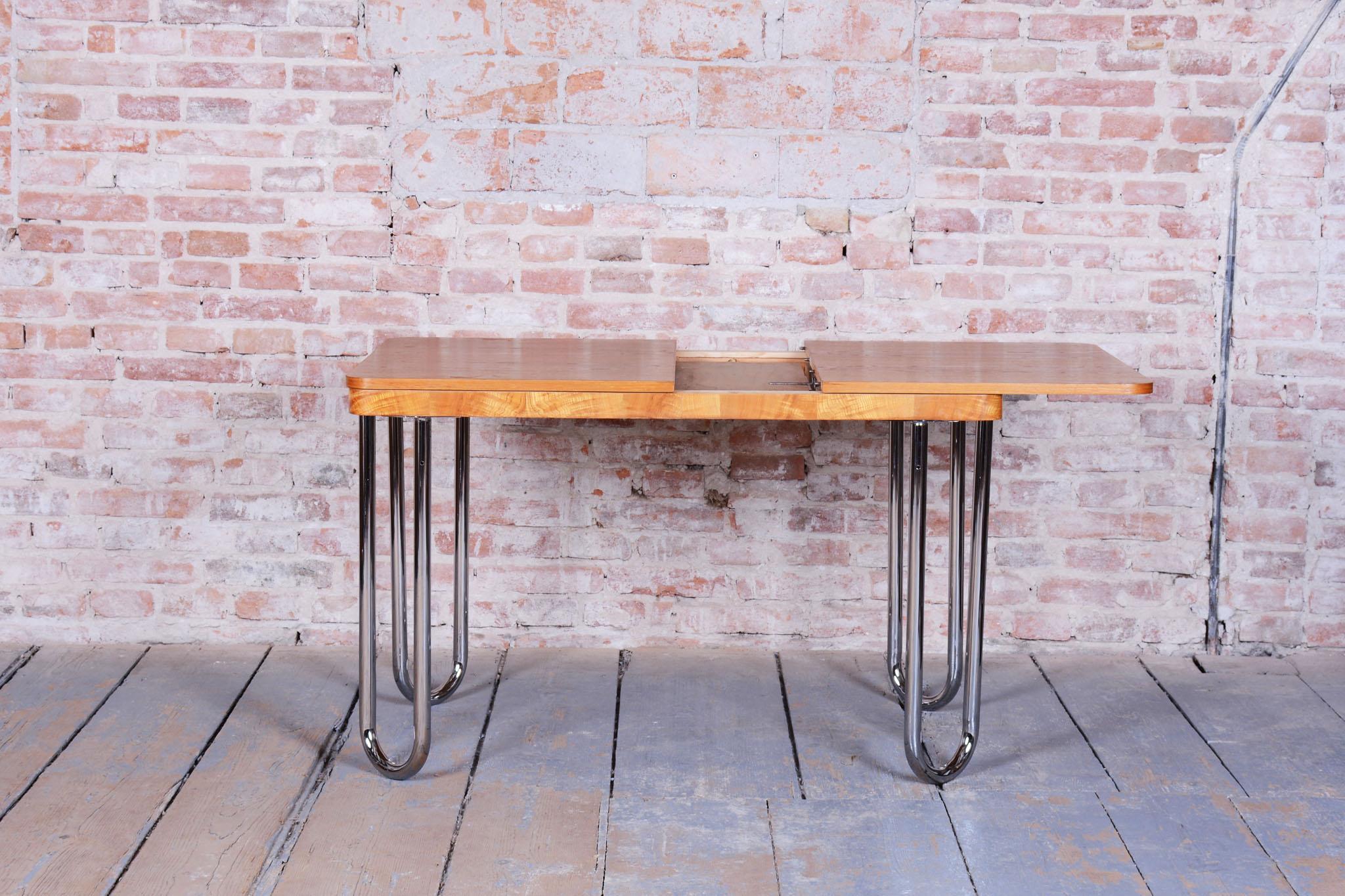 XX secolo Tavolo da pranzo Bauhaus restaurato, di J. Halabala, Up & Up Zavody, Oak, Repubblica Ceca, anni '30 in vendita