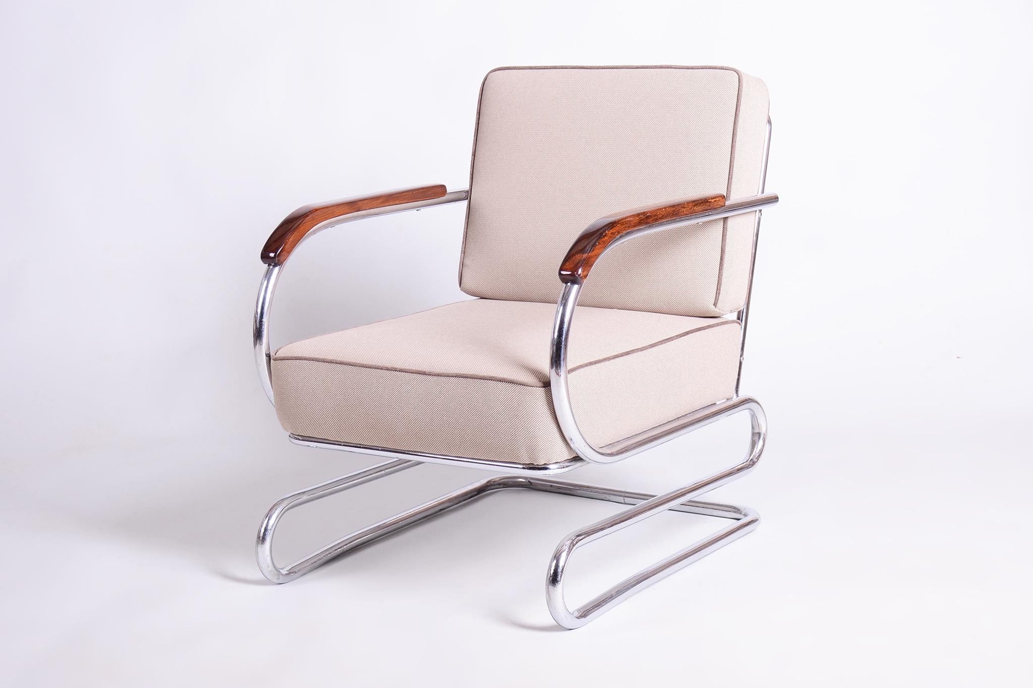 Ti presentiamo un'eccezionale poltrona tubolare in stile Bauhaus degli anni '30, che si distingue per l'innovativa struttura a doppia molla. Questo modello atipico è attribuito con molta probabilità al visionario architetto cecoslovacco Jindřich