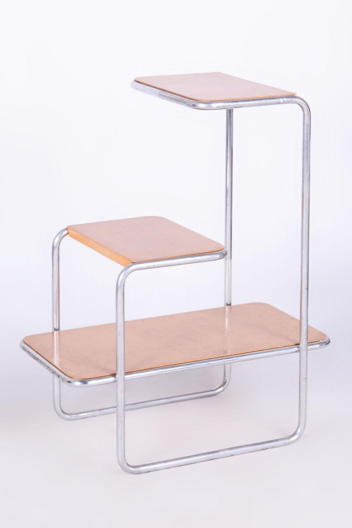 Numéro de catalogue : B8

Producteur : Robert Slezák, Bystřice pod Hostýnem
Architecte : Arnošt Beck

Cette élégante étagère de style Bauhaus provient de Tchécoslovaquie et date de la première moitié du XXe siècle. Il s'agit d'une pièce de design de