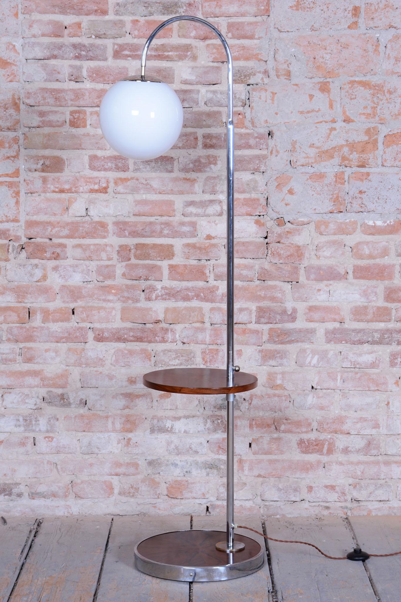 Lampadaire Bauhaus restauré, par Hana Kučerová-Záveská, noyer, République tchèque, années 1930 en vente 5