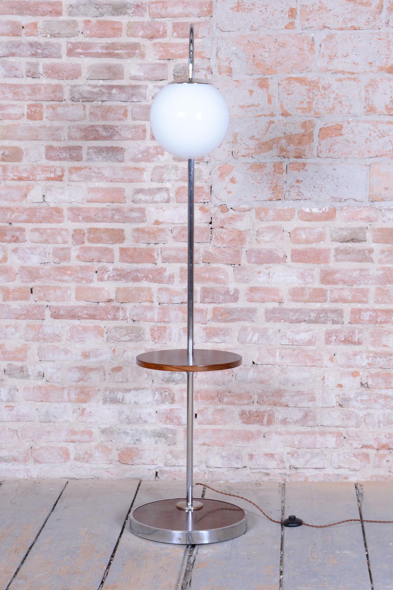 Lampadaire Bauhaus restauré, par Hana Kučerová-Záveská, noyer, République tchèque, années 1930 en vente 6