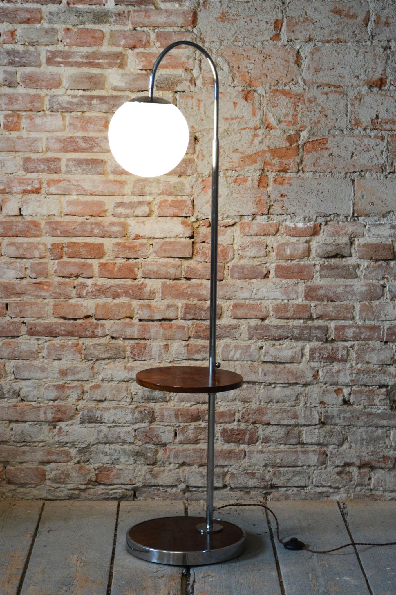 Lampadaire Bauhaus restauré, par Hana Kučerová-Záveská, noyer, République tchèque, années 1930 en vente 7
