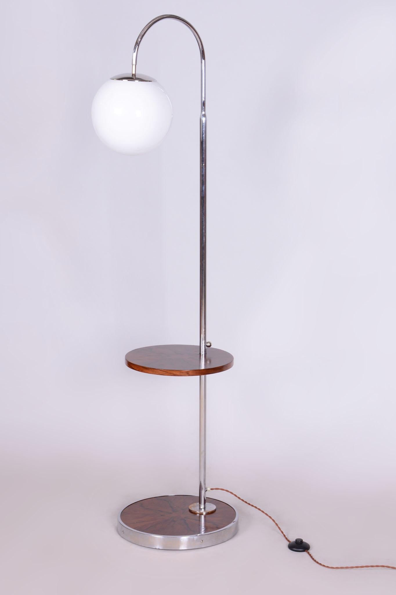 Lampadaire Bauhaus restauré.

Architecte : Hana Kučerová-Záveská
MATERIAL : Acier chromé, noyer
Source : Tchécoslovaquie
Période : 1930-1939

Ravive le vernis original.

Ce poste dispose d'une nouvelle électrification. 

Les pièces chromées ont été