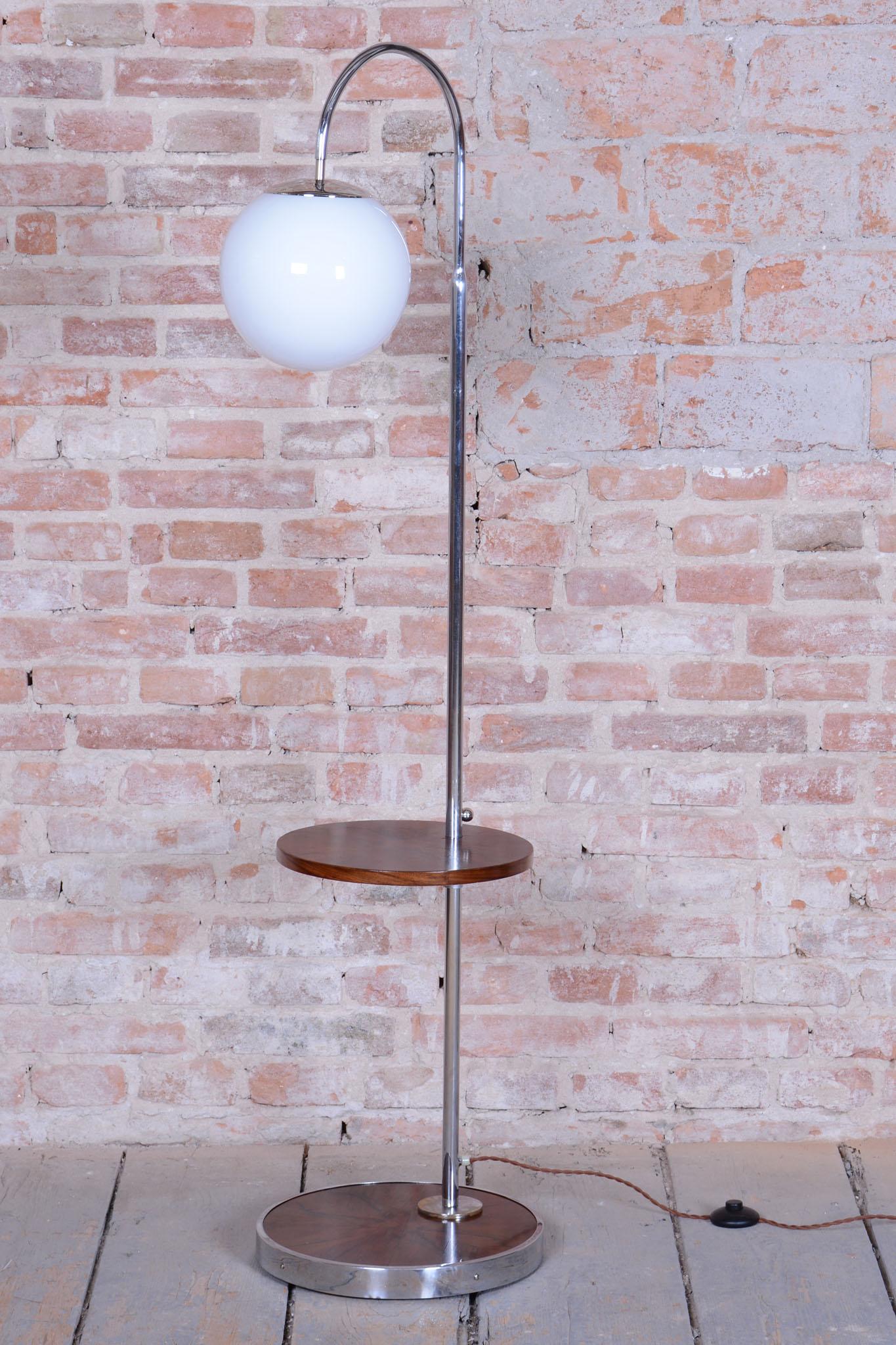 Tchèque Lampadaire Bauhaus restauré, par Hana Kučerová-Záveská, noyer, République tchèque, années 1930 en vente