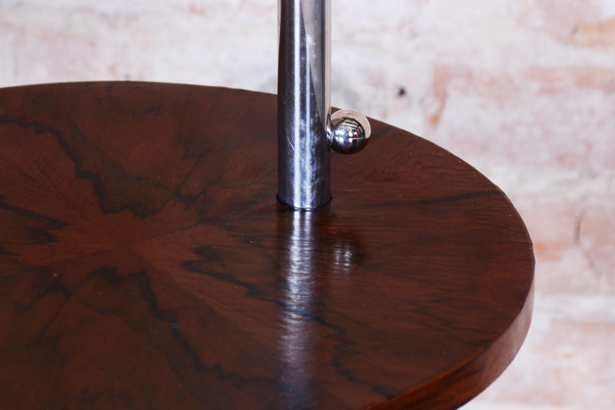 Acier Lampadaire Bauhaus restauré, par Hana Kučerová-Záveská, noyer, République tchèque, années 1930 en vente