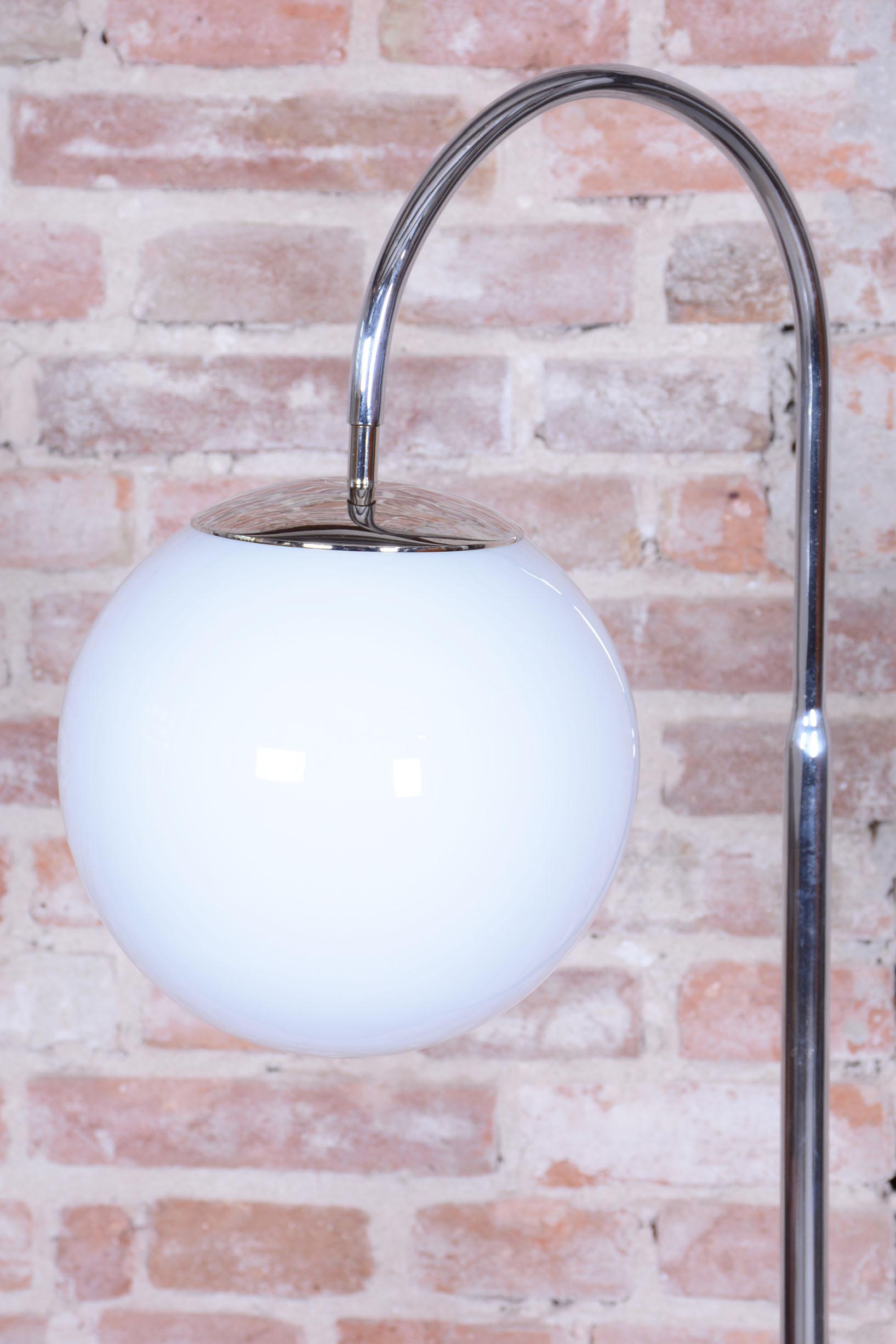Lampadaire Bauhaus restauré, par Hana Kučerová-Záveská, noyer, République tchèque, années 1930 en vente 2