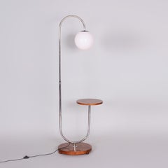 Lámpara de pie Bauhaus restaurada, de R. Slezak, nogal, cromo, cristal, checa, años 30