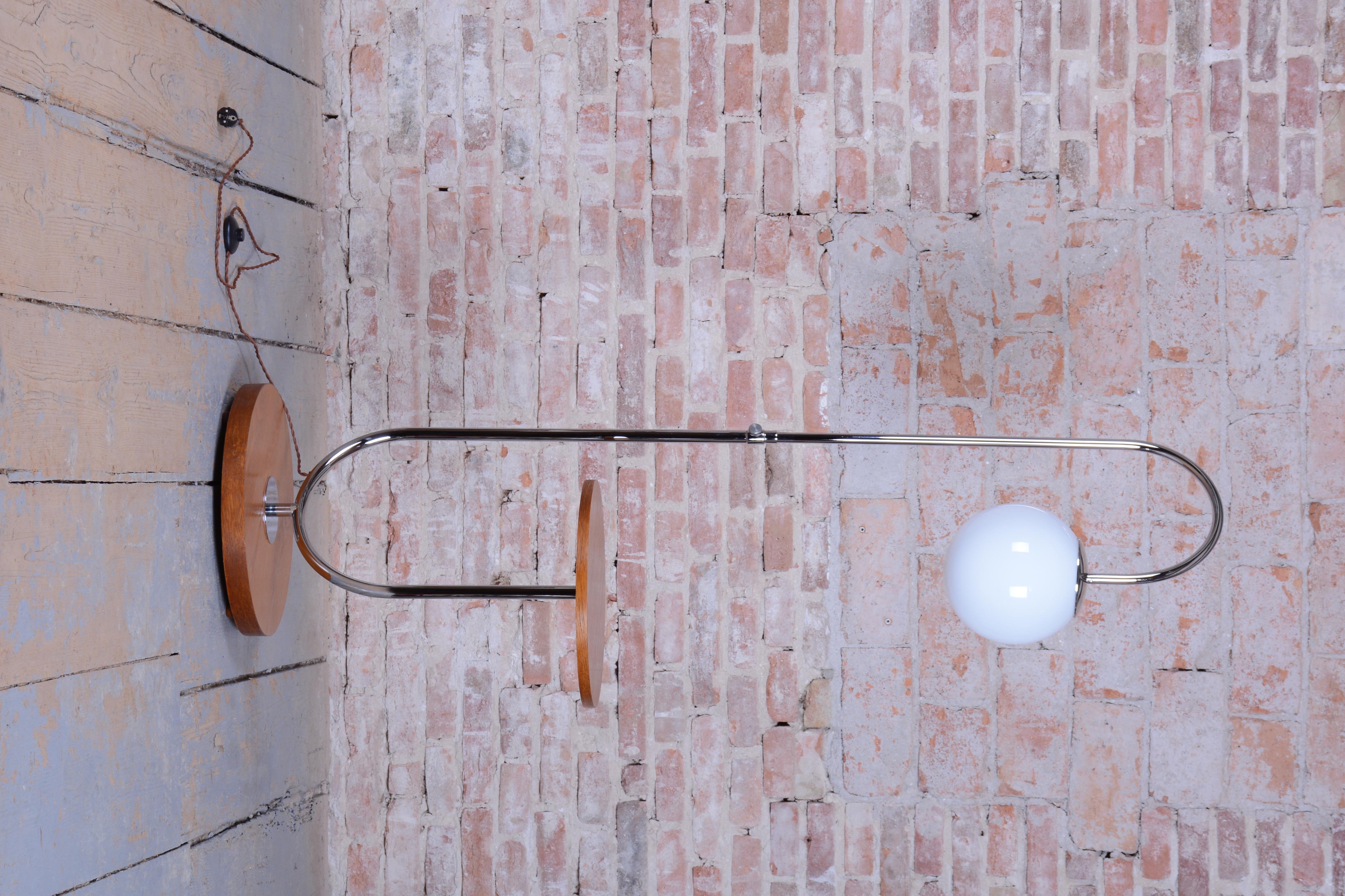Adjustable height: 130 - 184 cm
Width: 41 cm
Depth: 55 cm

This elegant Bauhaus floor lamp originates from Czechoslovakia from the 1930s. It is the work of the renowned manufacturer Slezák, famous for his functionalist furniture.

The lamp is
