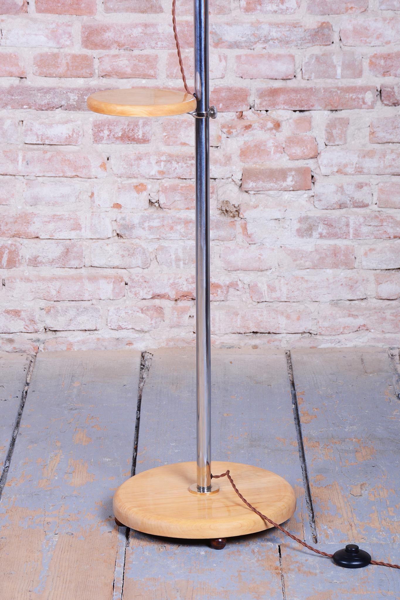 Acciaio Lampada da terra Bauhaus restaurata, cromo, faggio, vetro lattiginoso opalino, ceco, anni '30 in vendita