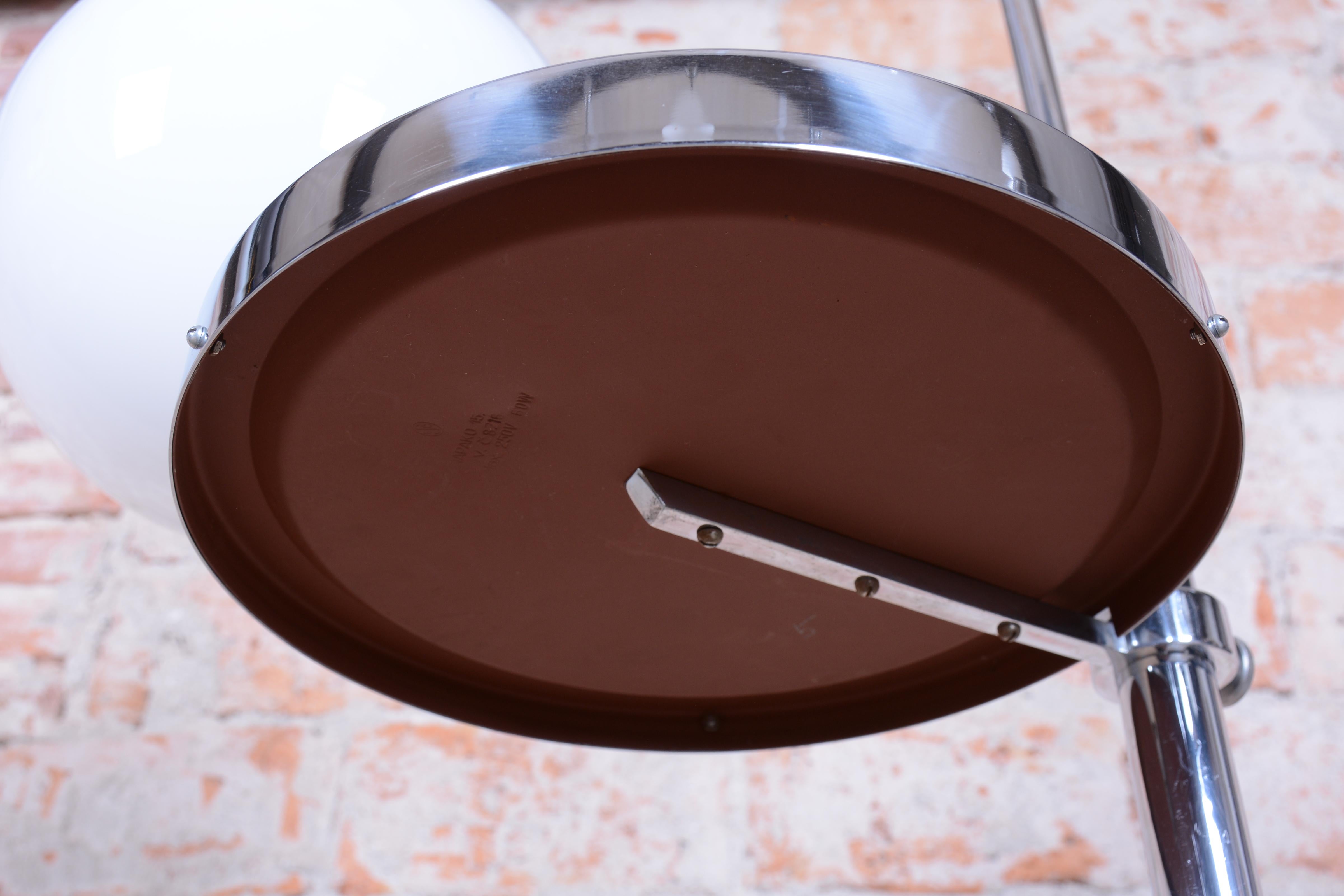 Lámpara de pie Bauhaus restaurada, cromo, acero, vidrio opalino con leche, checo, años 30 en venta 9