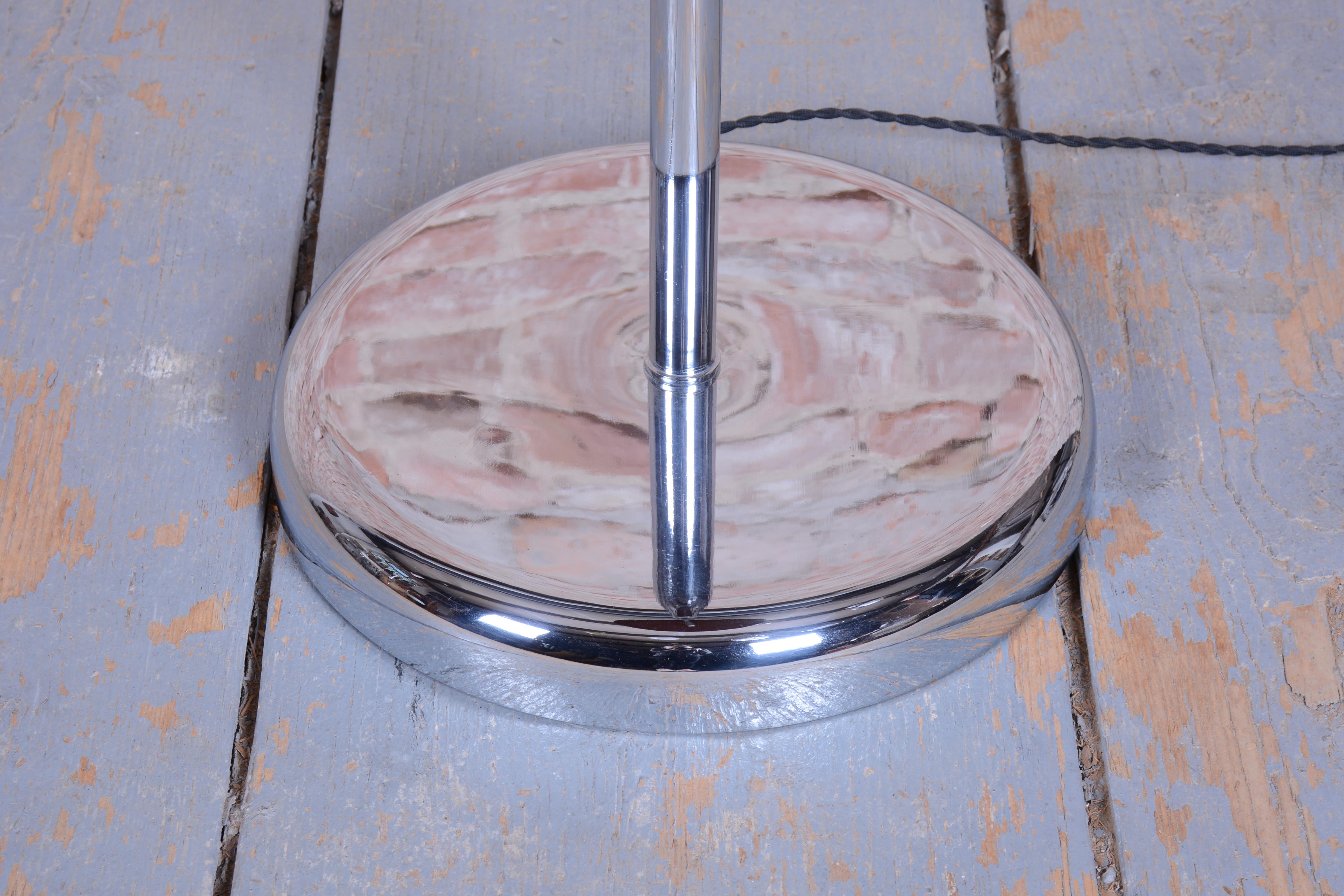 Lámpara de pie Bauhaus restaurada, cromo, acero, vidrio opalino con leche, checo, años 30 mediados del siglo XX en venta