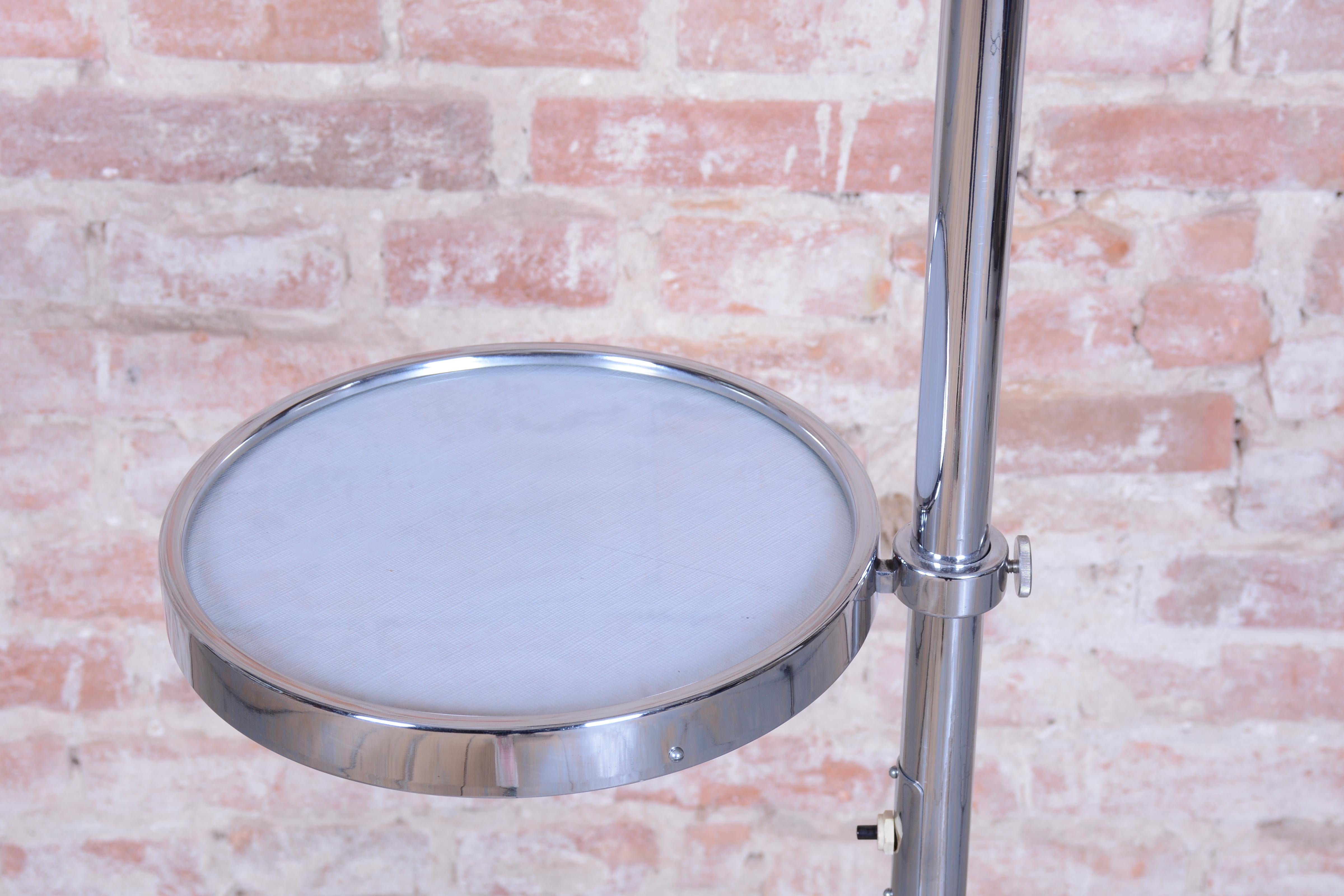 Lámpara de pie Bauhaus restaurada, cromo, acero, vidrio opalino con leche, checo, años 30 en venta 3
