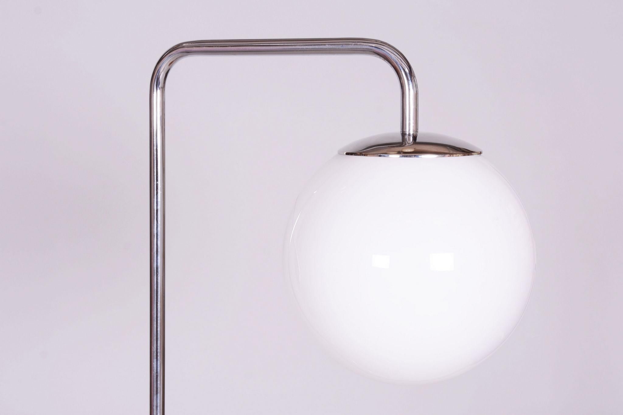 Acier Lampadaire Bauhaus restauré, Hynek Gottwald, acier chromé, République tchèque en vente