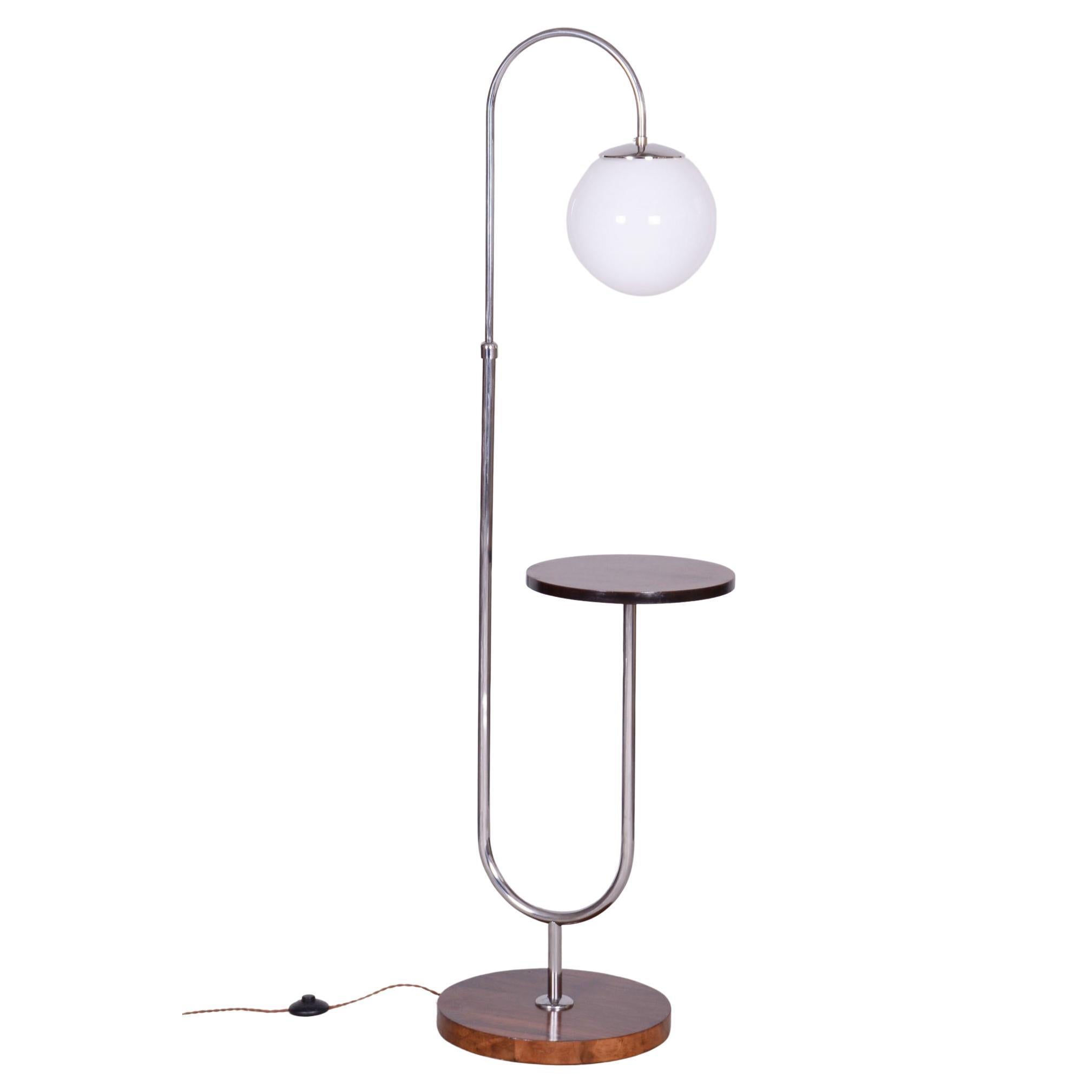 Lampada da terra Bauhaus restaurata, noce, cromo, vetro opalino, Cechia, anni '30