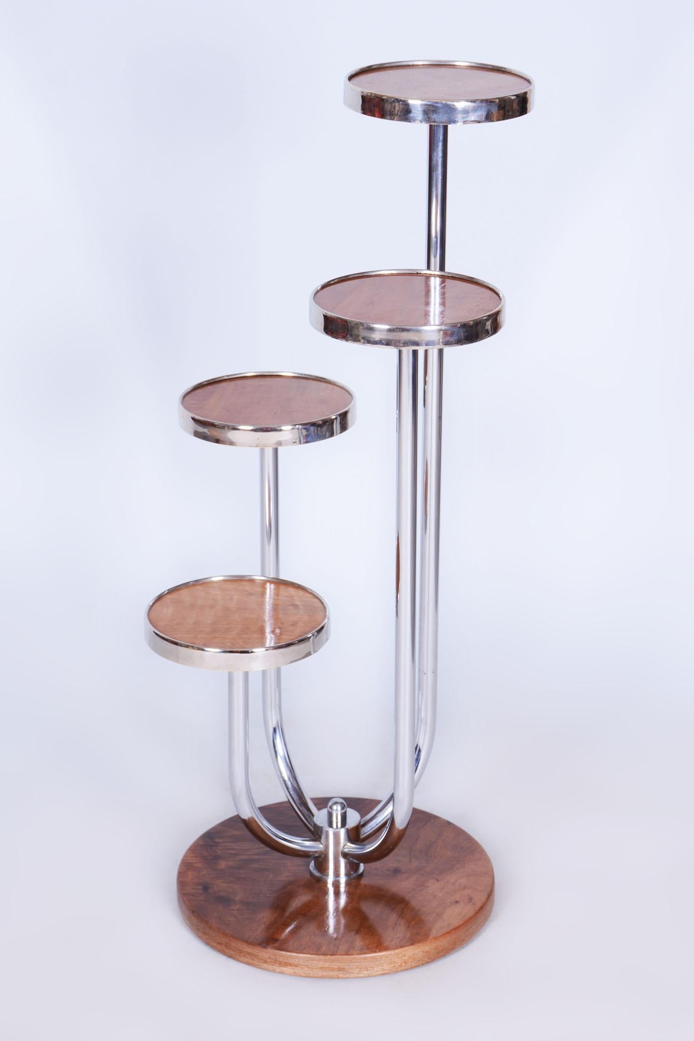 Cet élégant piédestal à fleurs, conçu dans l'esprit du Bauhaus et de l'Art déco, est un véritable bijou de la première moitié du XXe siècle. Il provient de l'atelier du designer tchécoslovaque Jindřich Halabala et a été produit dans la célèbre UP