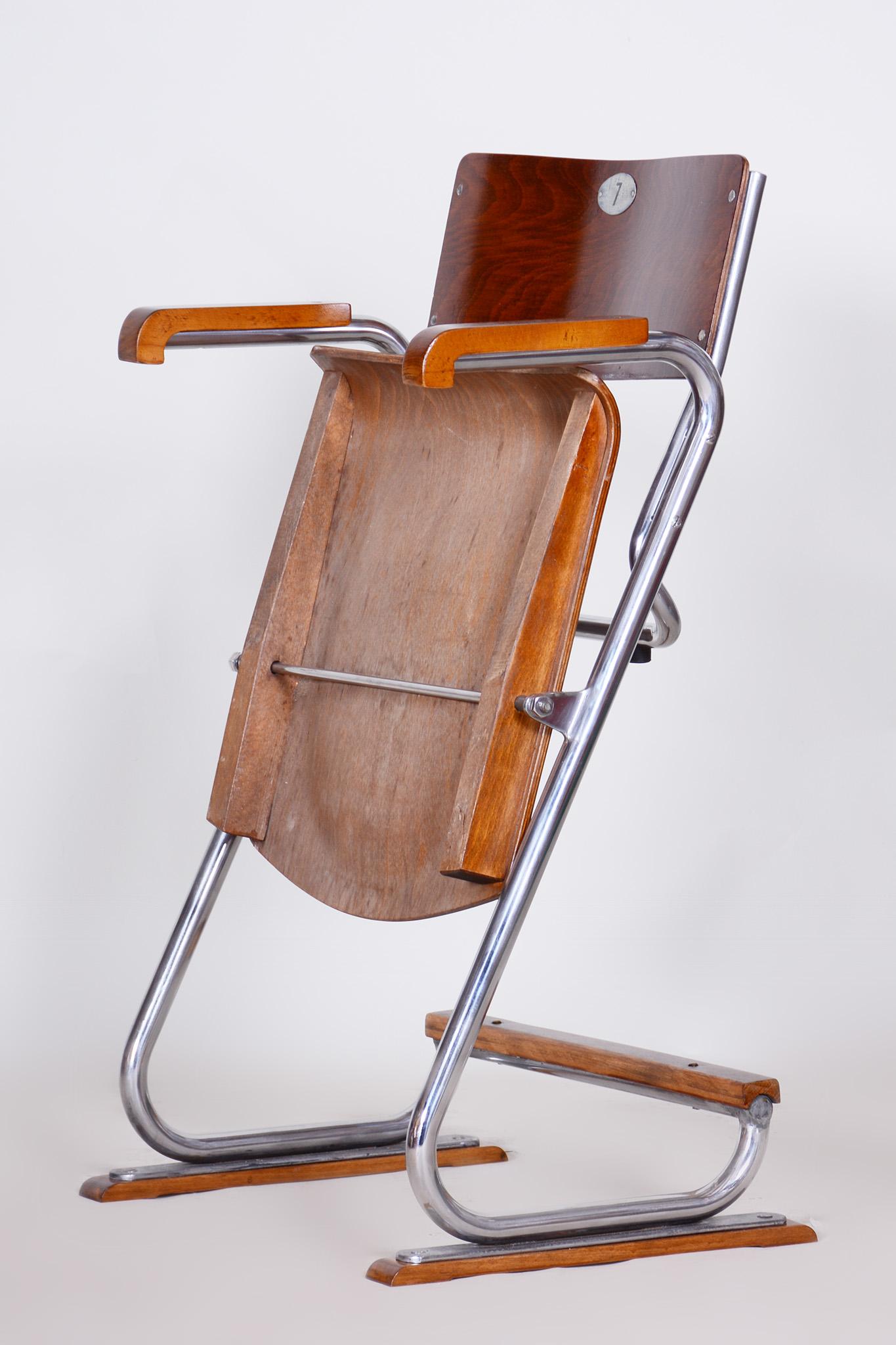 Restored Bauhaus Folding Chair, Beech Plywood, Revived Polish, Czechia, 1930s In Good Condition For Sale In Horomerice, CZ