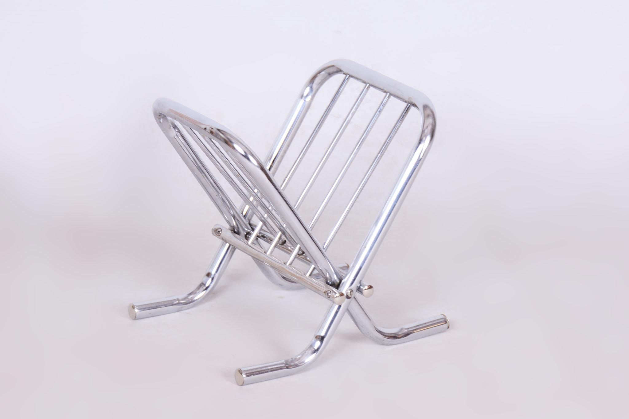 Este funcional quiosco de periódicos de estilo Bauhaus procede de Alemania y data de mediados del siglo XX. Encarna el diseño minimalista y práctico típico del funcionalismo alemán.

El soporte está hecho de tubo de acero cromado, que forma su