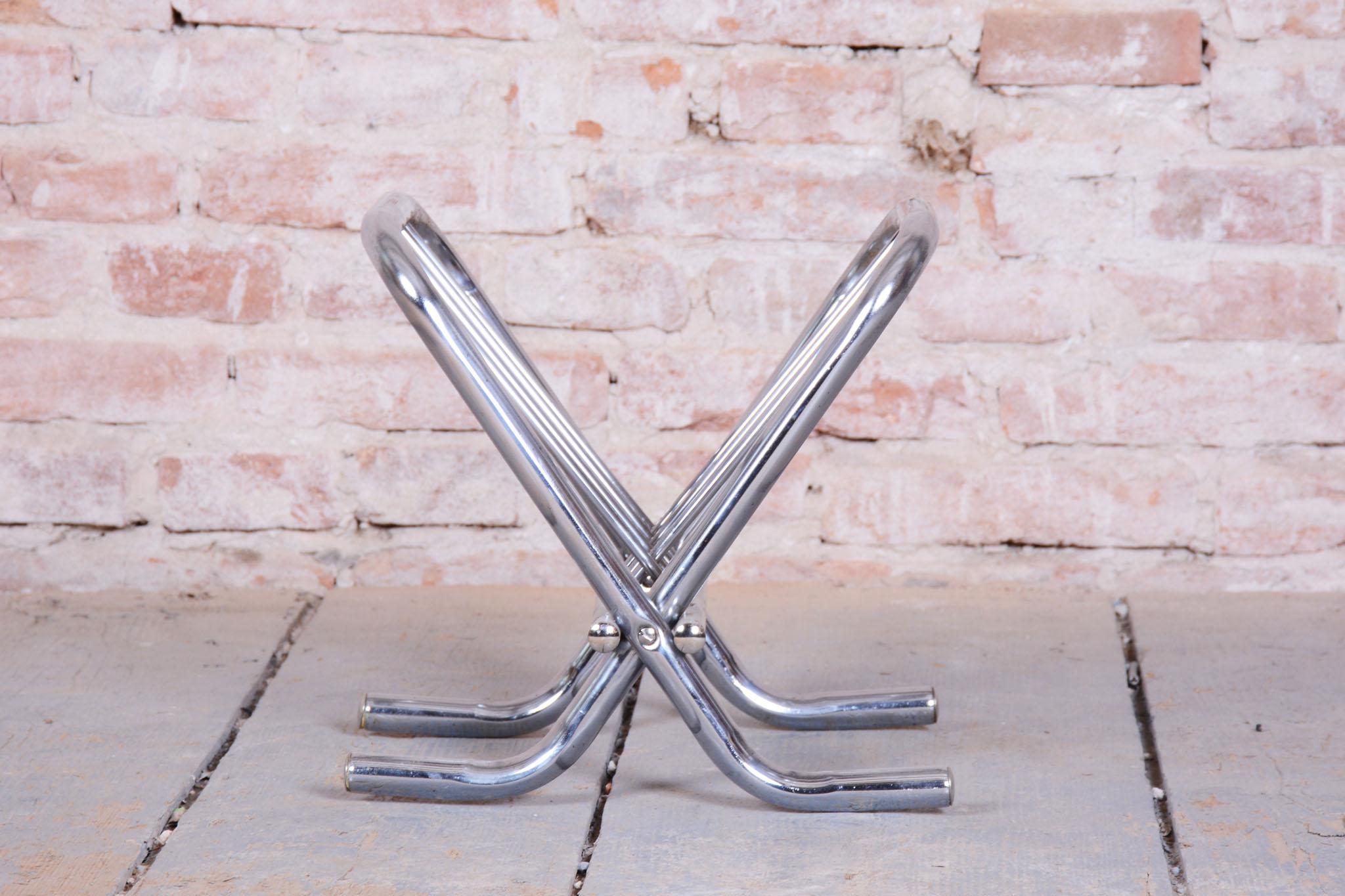 Periódico Bauhaus restaurado, acero cromado, Alemania, años 60 en Bueno estado para la venta en Brandys nad Labem, Středočeský kraj