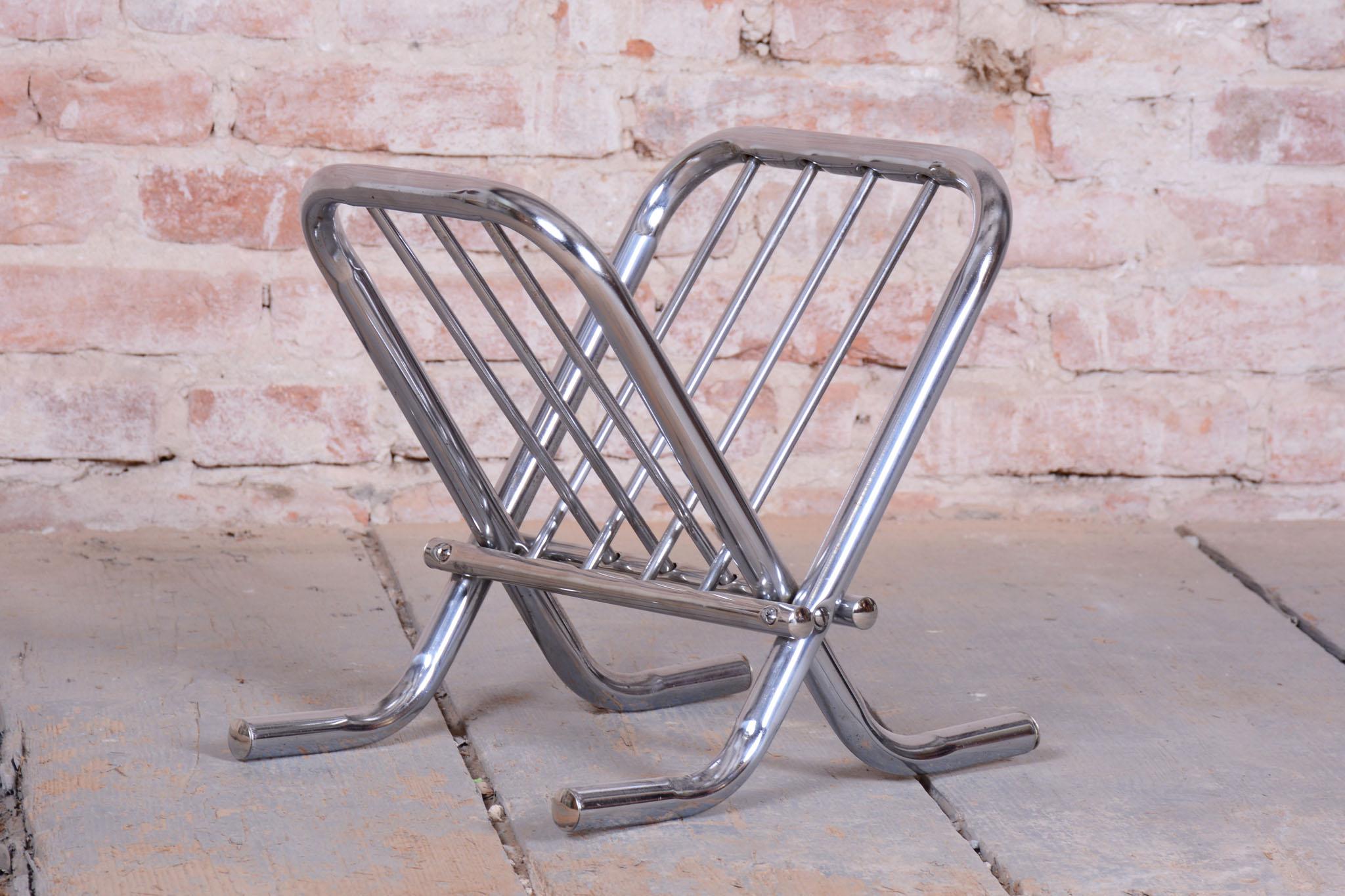 Periódico Bauhaus restaurado, acero cromado, Alemania, años 60 mediados del siglo XX en venta