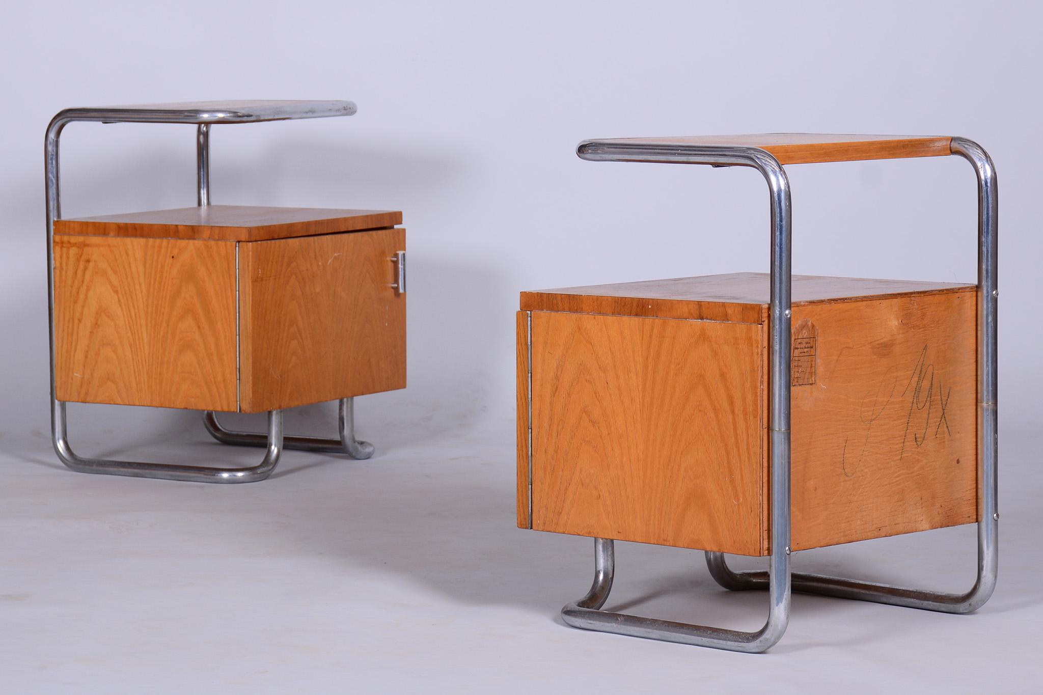 Restored Bauhaus oak bed-side tables by Mucke-Melder.

Maker: Mücke - Melder
Source: Czechia (Czechoslovakia)
Period: 1930-1939
Material: Oak, Chrome-Plated Steel, Revived Polish.

It has been fully restored by our professional refurbishing