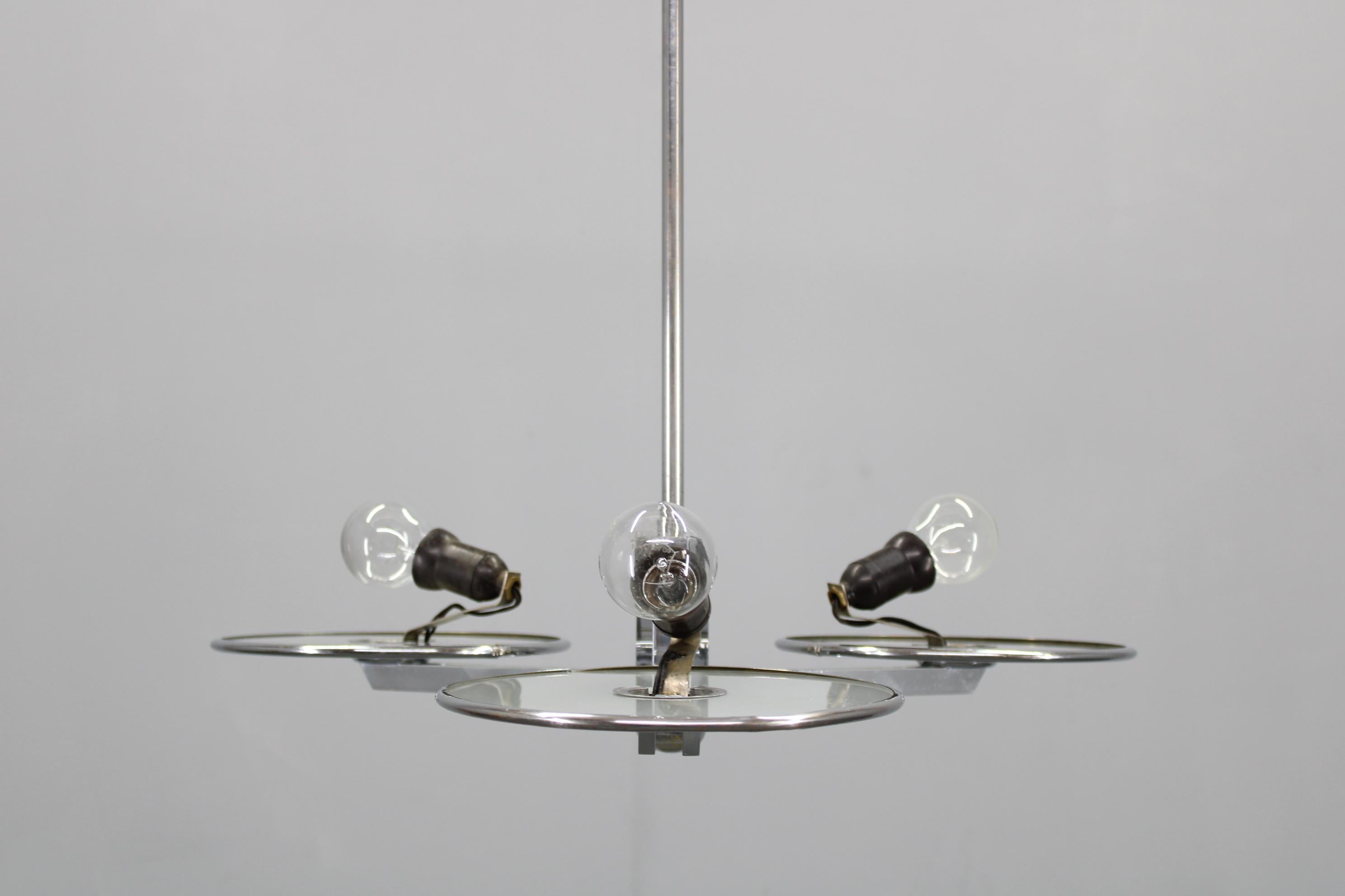 Restaurierter Bauhaus- oder Art Deco-Kronleuchter aus Chrom und Glas, Tschechoslowakei (Art déco) im Angebot