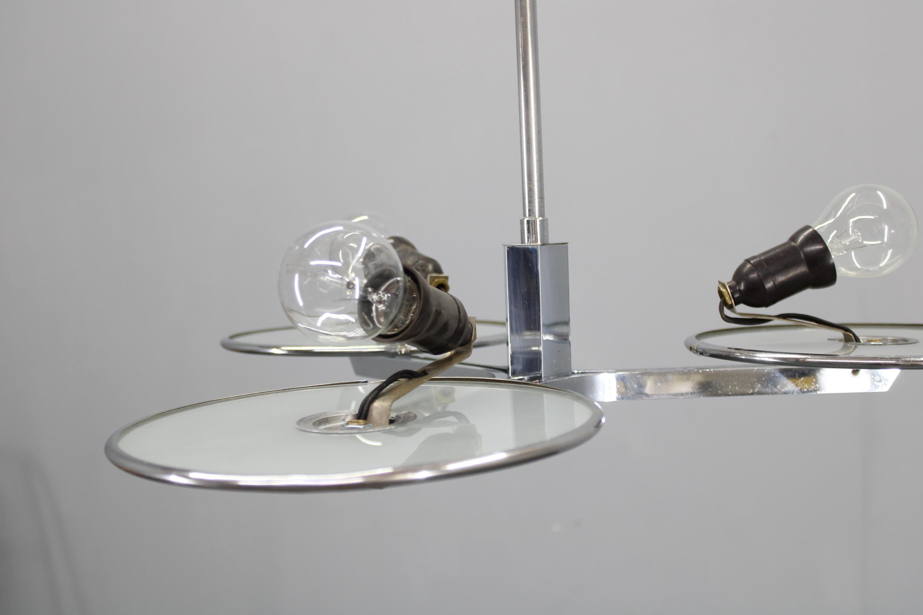 Restaurierter Bauhaus- oder Art Deco-Kronleuchter aus Chrom und Glas, Tschechoslowakei (Poliert) im Angebot