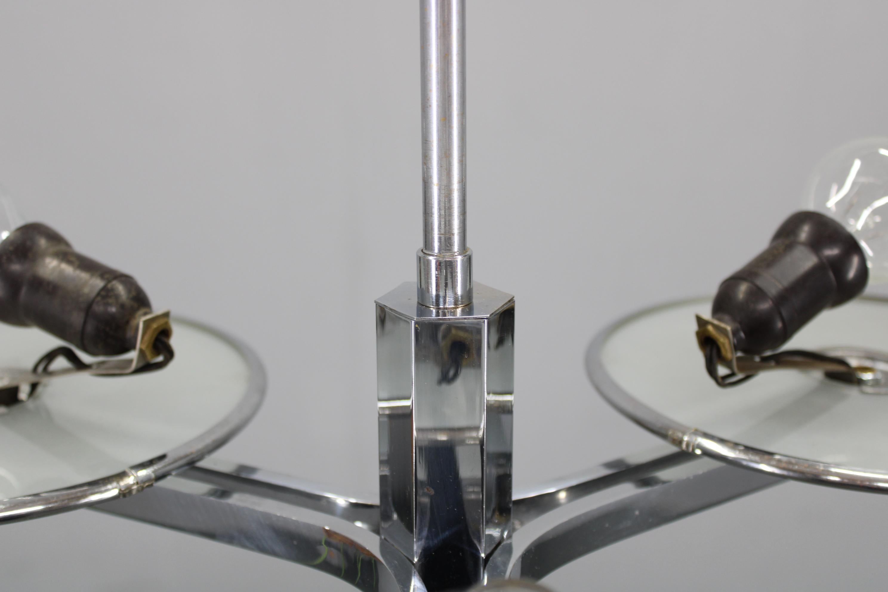Restaurierter Bauhaus- oder Art Deco-Kronleuchter aus Chrom und Glas, Tschechoslowakei im Zustand „Gut“ im Angebot in Praha, CZ