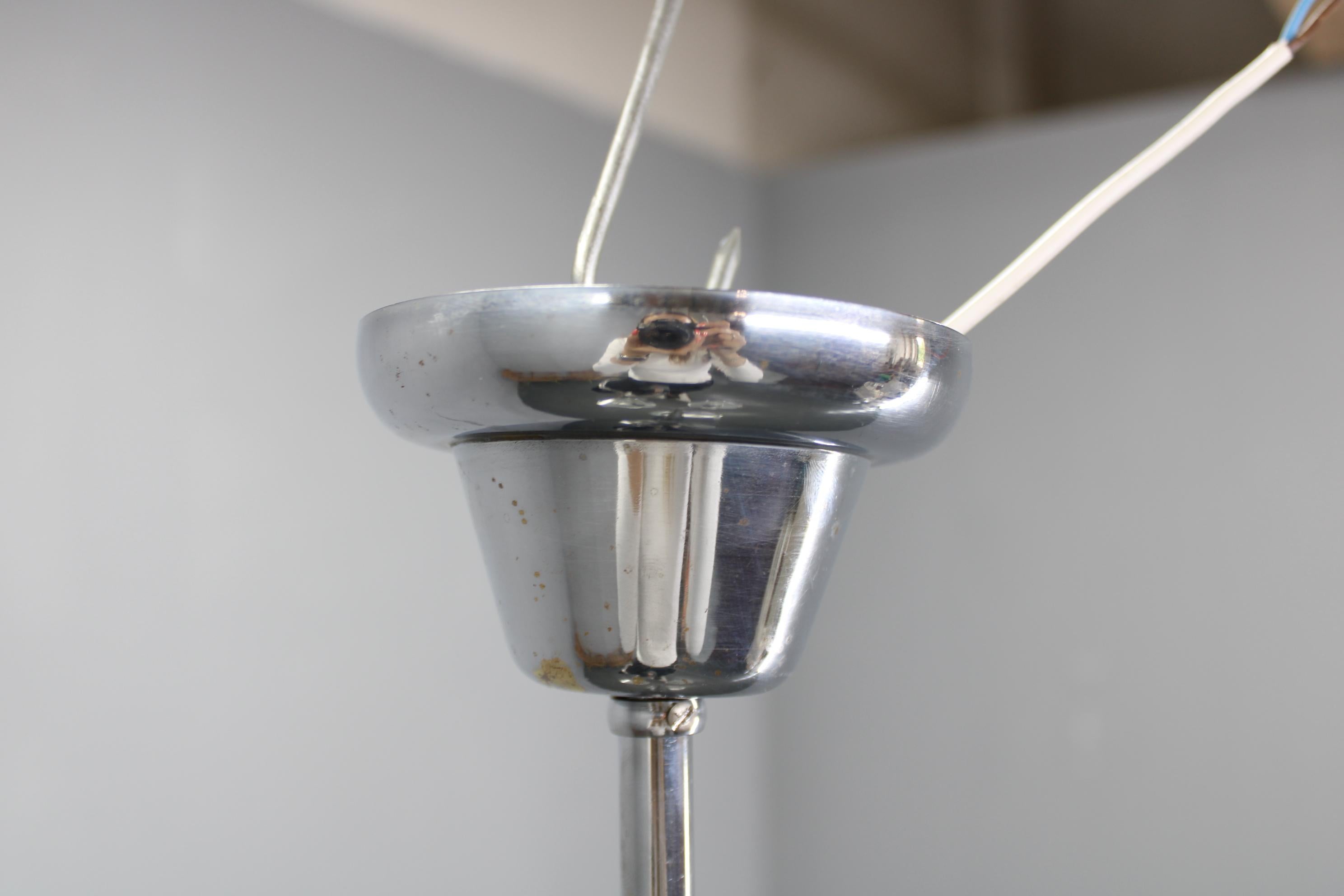 Restaurierter Bauhaus- oder Art Deco-Kronleuchter aus Chrom und Glas, Tschechoslowakei (Mitte des 20. Jahrhunderts) im Angebot