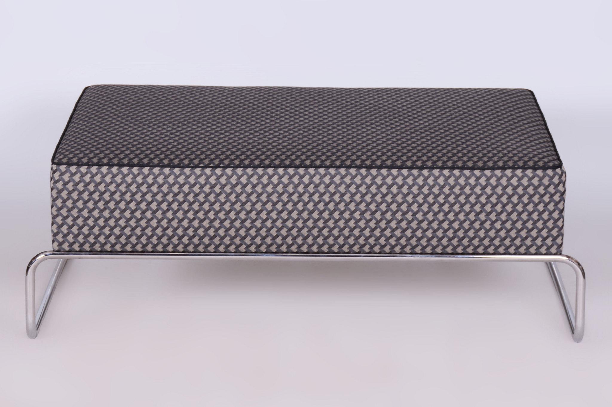 Un grande pouf in stile Bauhaus che può essere utilizzato anche come tavolino.

Questo pezzo è stato completamente restaurato con un'attenta cura per preservarne l'aspetto e la funzionalità originali. La struttura è realizzata in tubolare d'acciaio