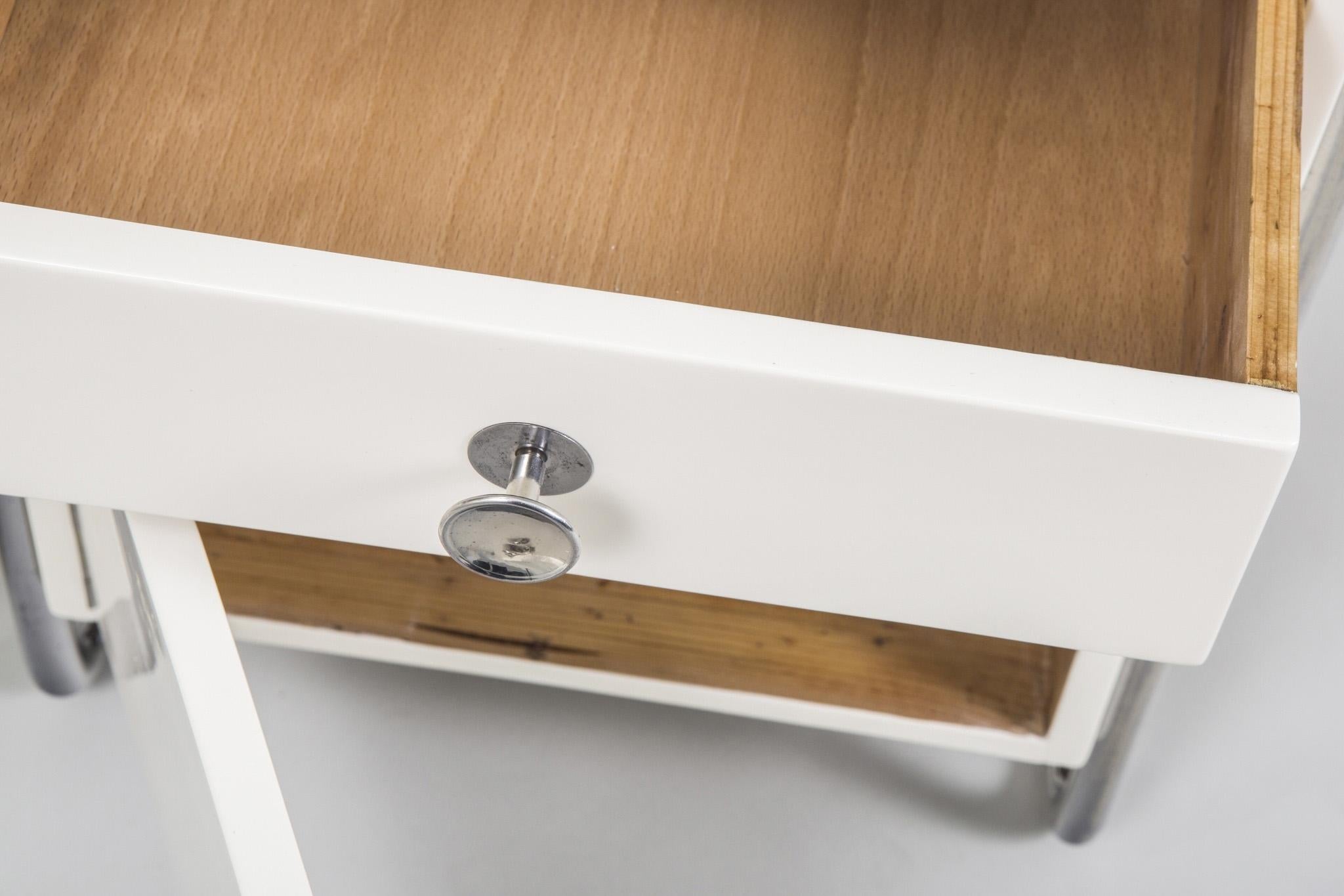 Metà XX secolo Coppia di tavolini da letto Bauhaus restaurati, di Sab, Cromo, Wood, Ceco, anni '30 in vendita