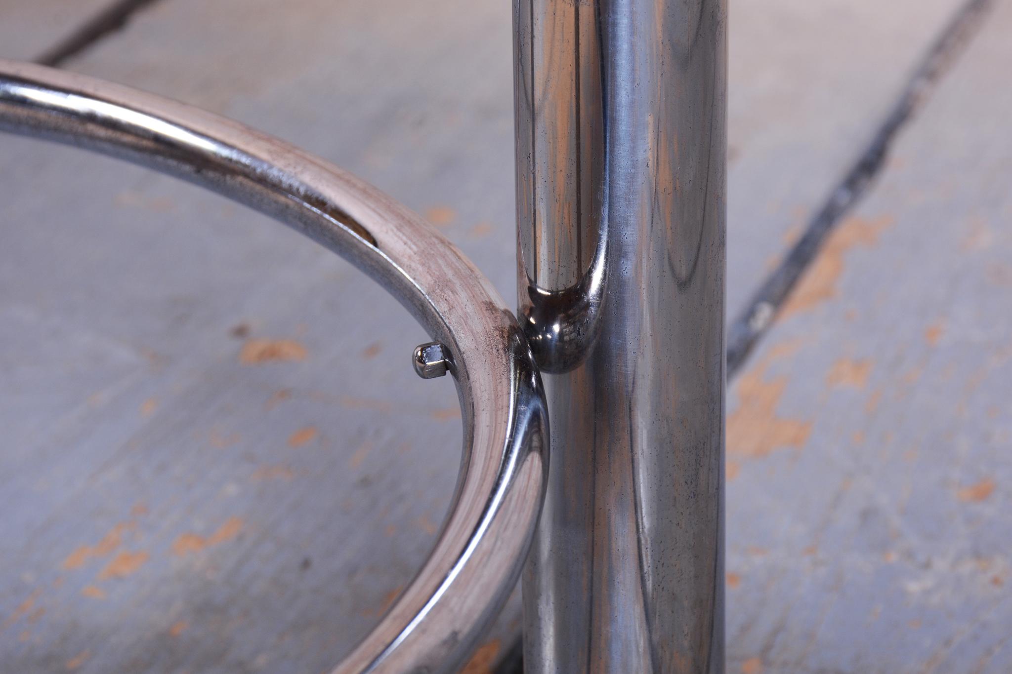 Milieu du XXe siècle Table basse ronde Bauhaus restaurée, acier chromé, tchèque, années 1930 en vente