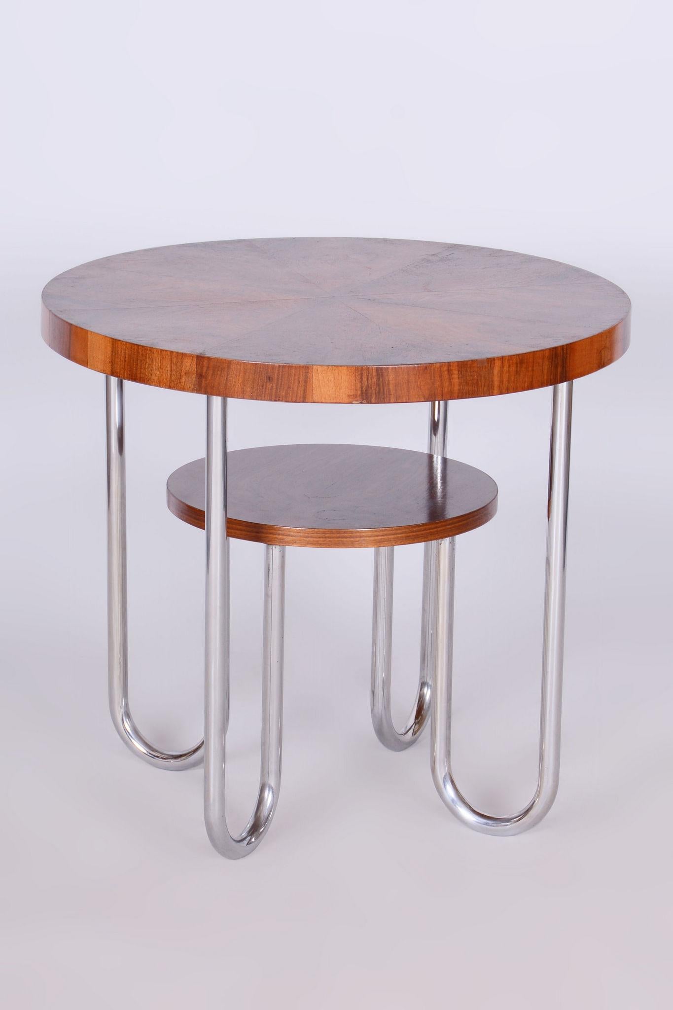 Table ronde Bauhaus restaurée, par Robert Slezák, épicéa, noyer, tchèque, années 1930 Bon état - En vente à Horomerice, CZ