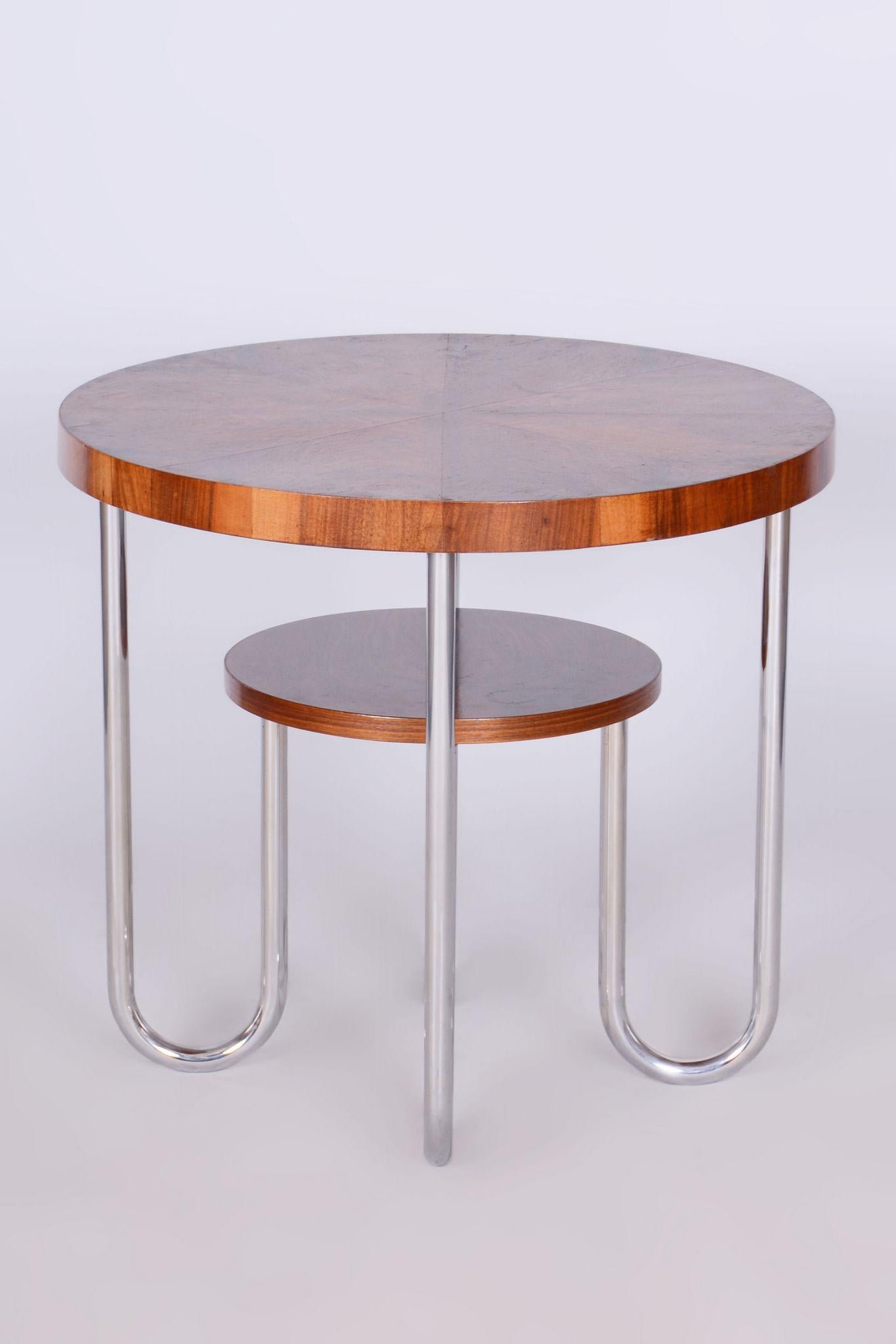 20ième siècle Table ronde Bauhaus restaurée, par Robert Slezák, épicéa, noyer, tchèque, années 1930 en vente