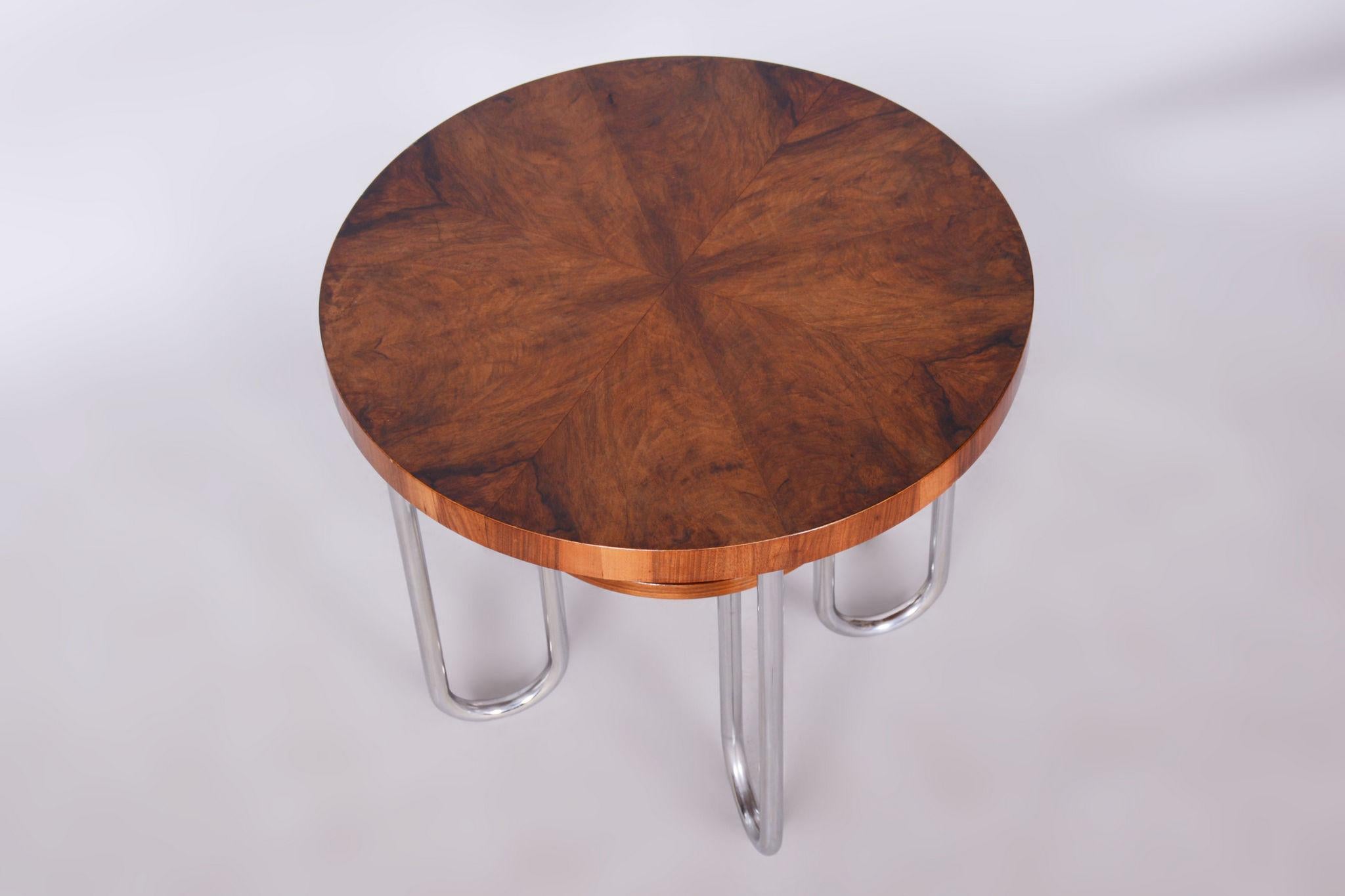 Chrome Table ronde Bauhaus restaurée, par Robert Slezák, épicéa, noyer, tchèque, années 1930 en vente