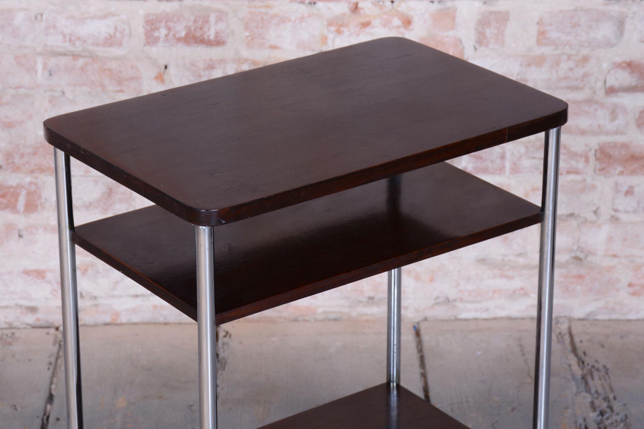 Tavolino Bauhaus restaurato, di Mücke & Melder, noce, cromo, ceco, anni '30 3