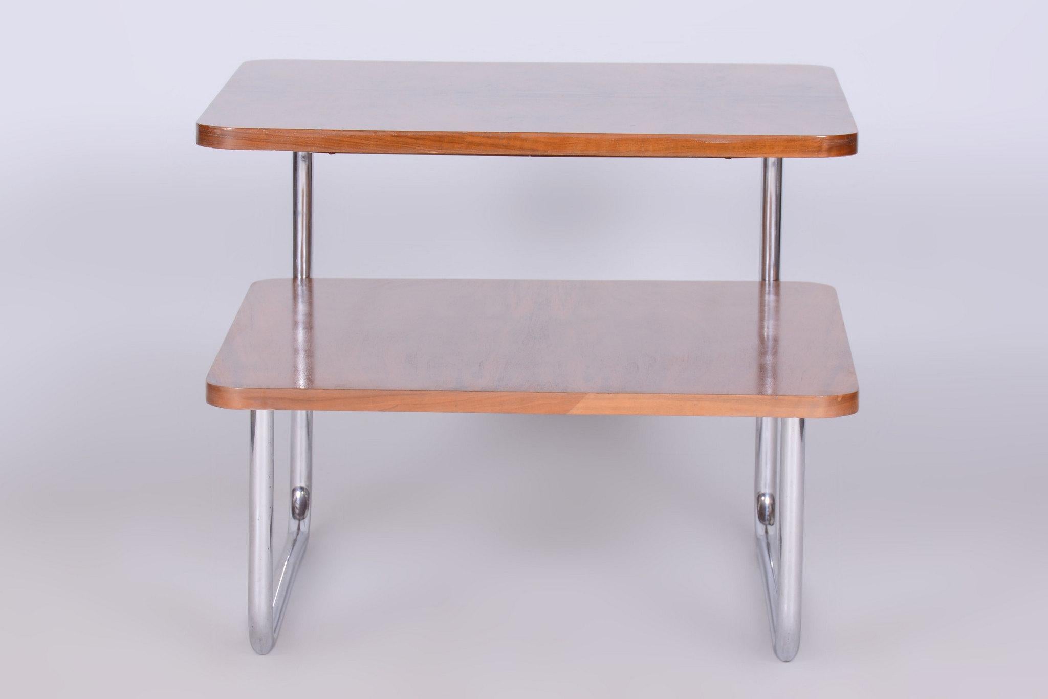 Cette table d'appoint Bauhaus provient de Tchécoslovaquie et date du début du 20e siècle. Il a été fabriqué par Mora.

La table est fabriquée en noyer du Caucase et en acier tubulaire chromé. Le chrome a été professionnellement nettoyé et le poli