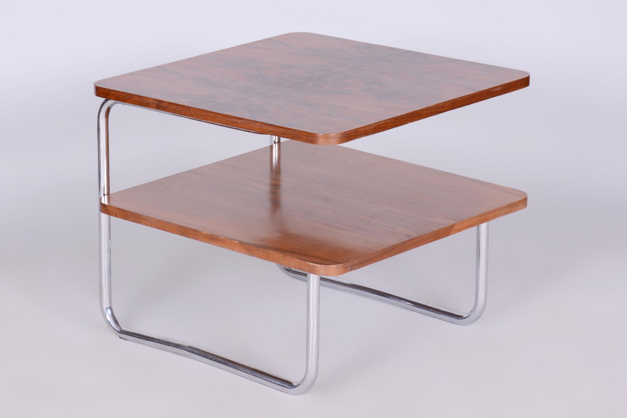 Tchèque Table d'appoint Bauhaus restaurée, noyer du Caucase, acier chromé, République tchèque, années 1930 en vente
