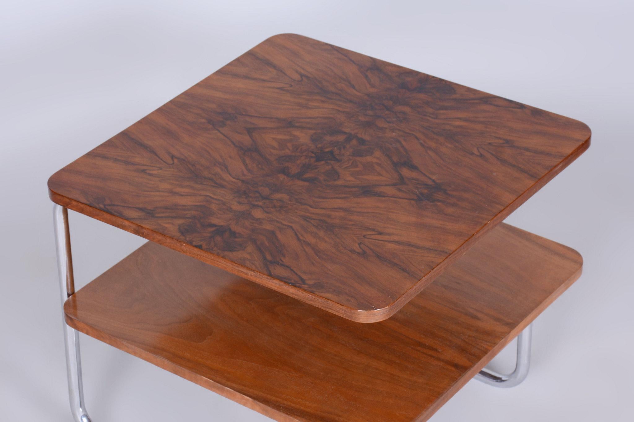 Table d'appoint Bauhaus restaurée, noyer du Caucase, acier chromé, République tchèque, années 1930 Bon état - En vente à Brandys nad Labem, Středočeský kraj