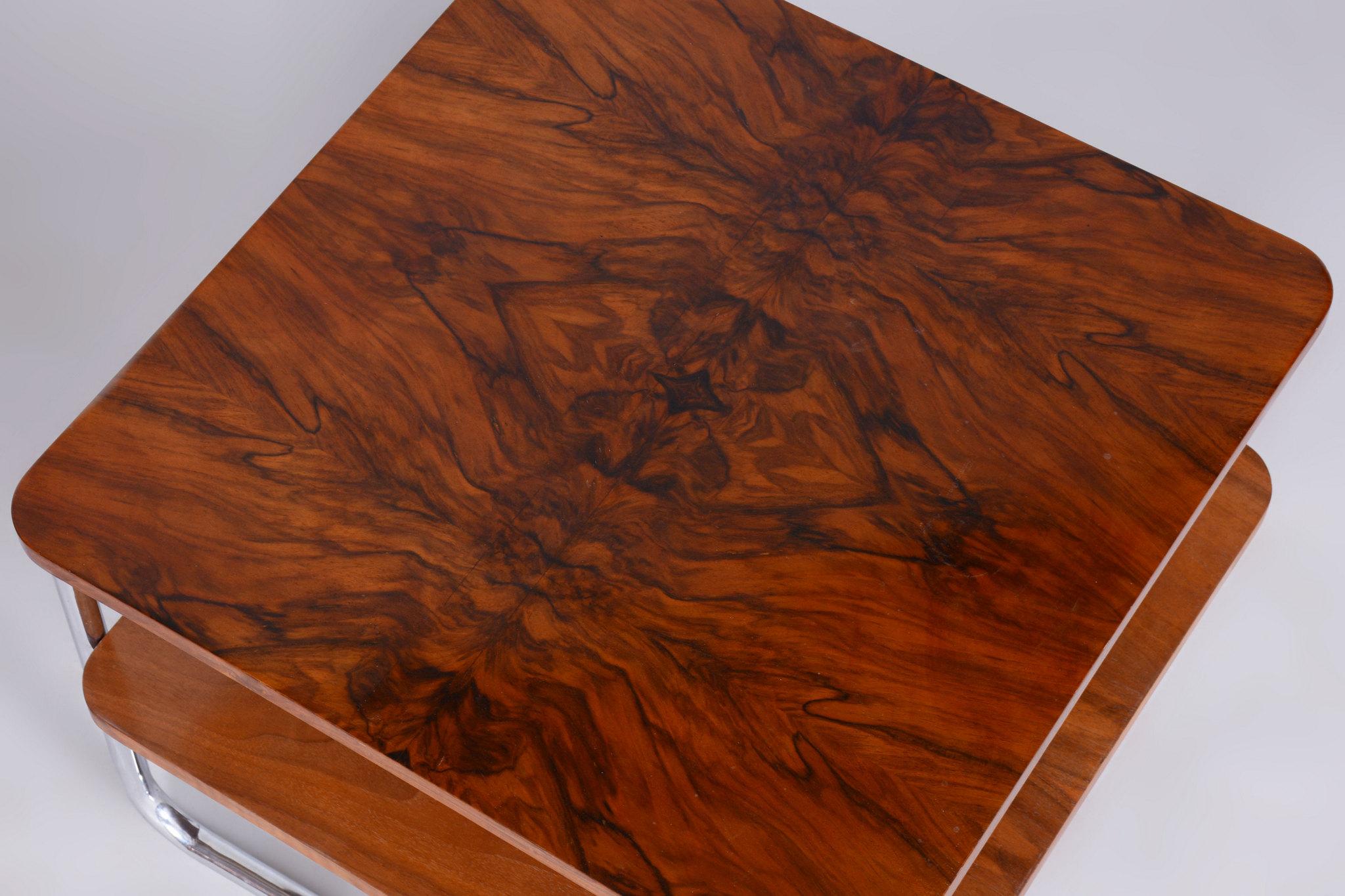 Milieu du XXe siècle Table d'appoint Bauhaus restaurée, noyer du Caucase, acier chromé, République tchèque, années 1930 en vente