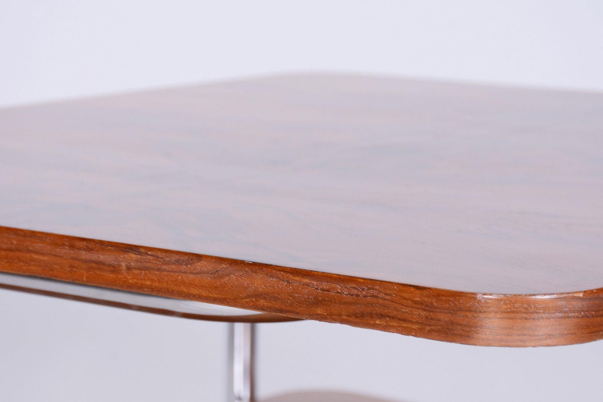 Métal Table d'appoint Bauhaus restaurée, noyer du Caucase, acier chromé, République tchèque, années 1930 en vente