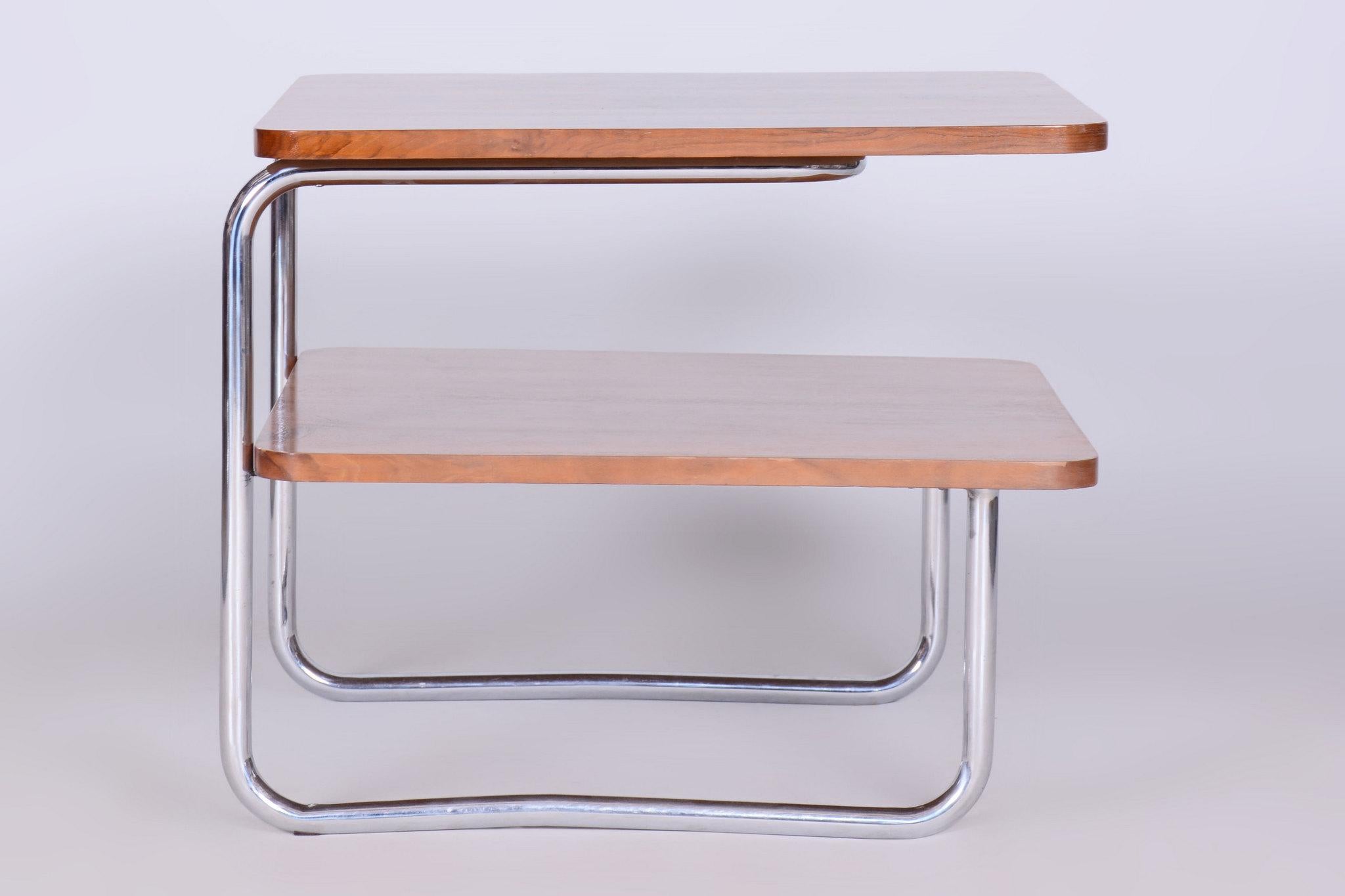 Table d'appoint Bauhaus restaurée, noyer du Caucase, acier chromé, République tchèque, années 1930 en vente 1