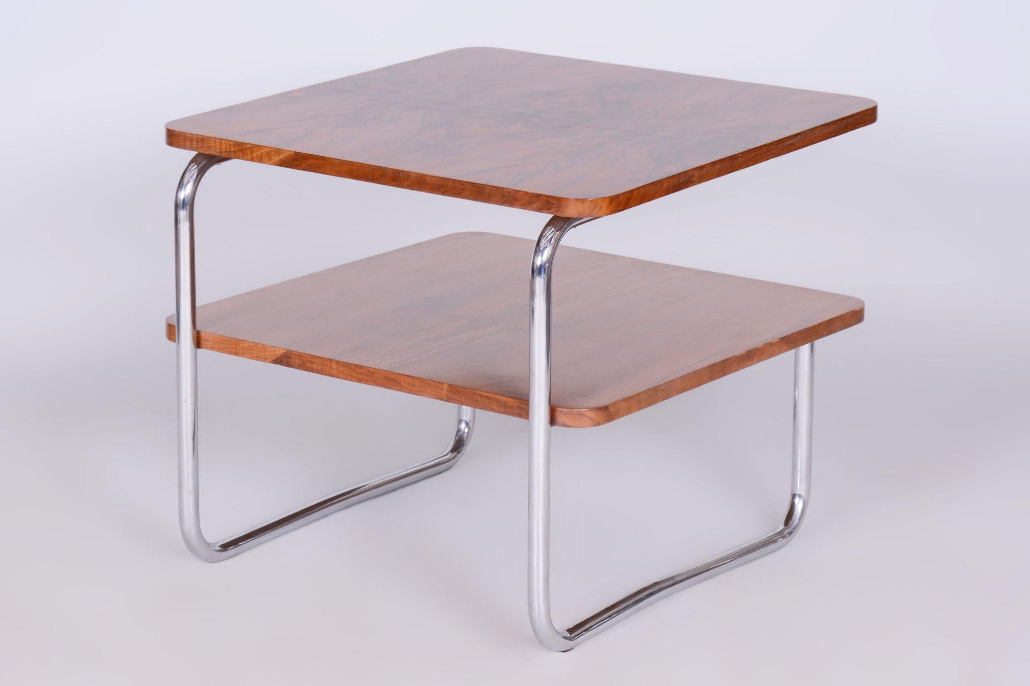 Table d'appoint Bauhaus restaurée, noyer du Caucase, acier chromé, République tchèque, années 1930 en vente 2