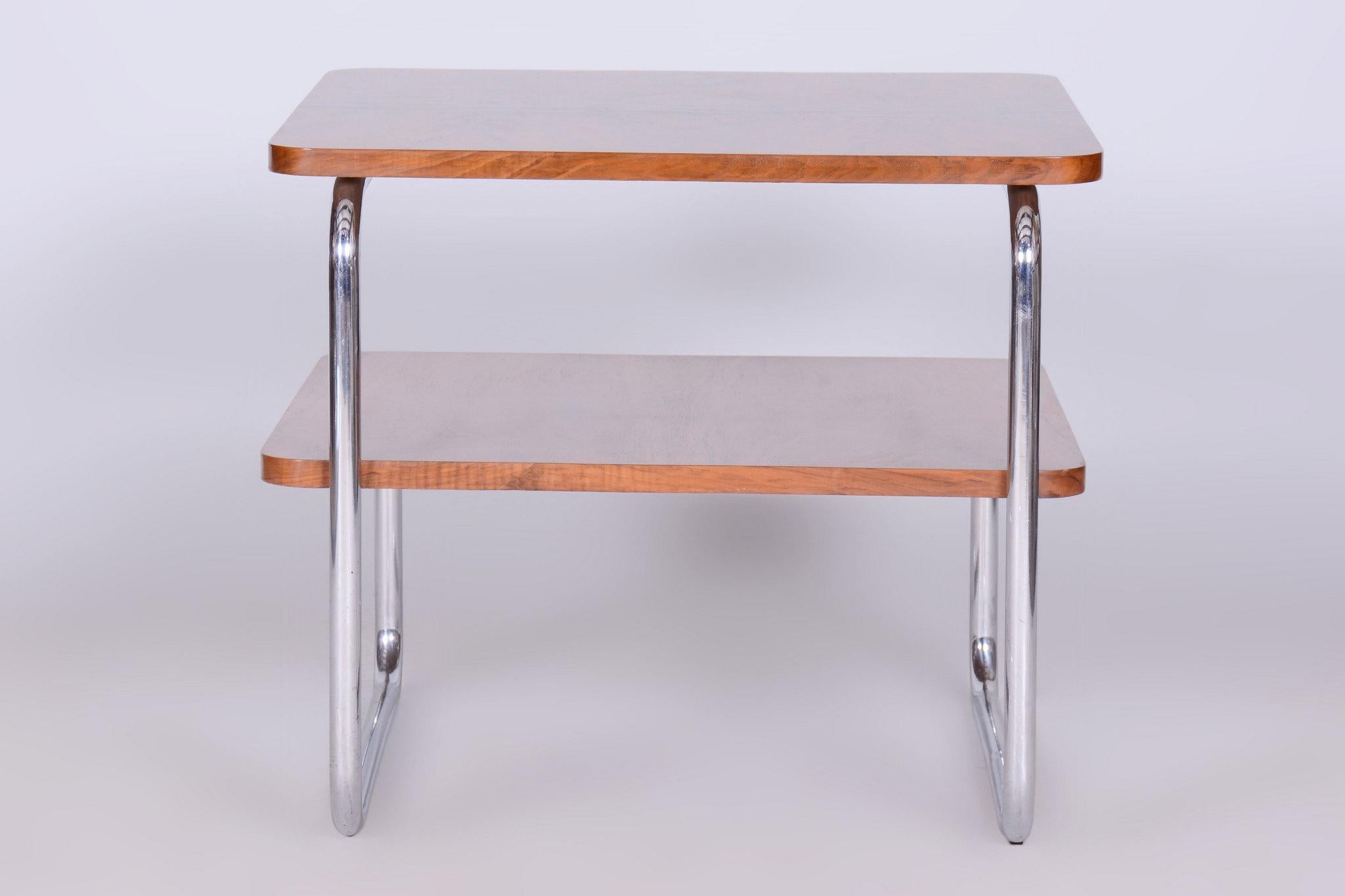 Table d'appoint Bauhaus restaurée, noyer du Caucase, acier chromé, République tchèque, années 1930 en vente 3