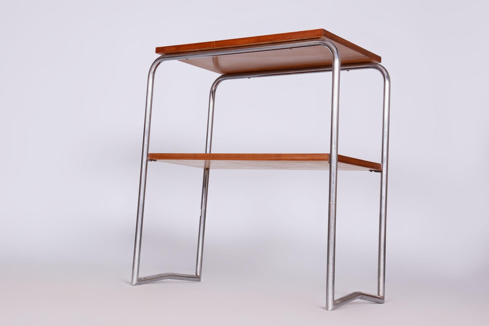 Restored Bauhaus Side Table, Hynek Gottwald, Walnut, Chrome, Czechia, 1930s In Good Condition For Sale In Horomerice, CZ