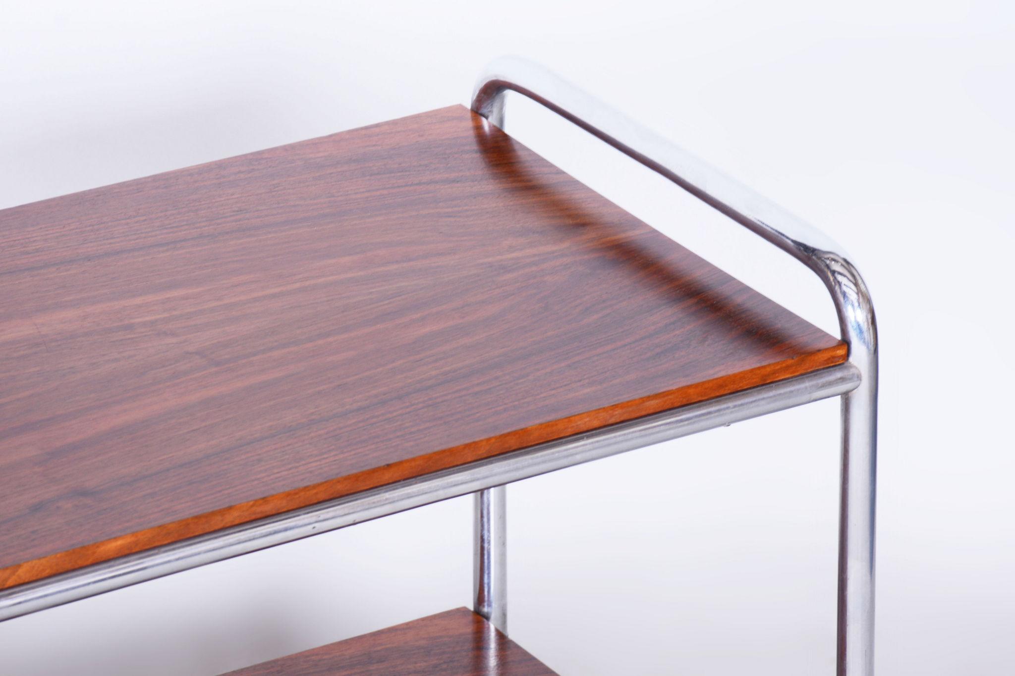 Table d'appoint Bauhaus restaurée, noyer, acier chromé, tchèque, années 1930 en vente 3