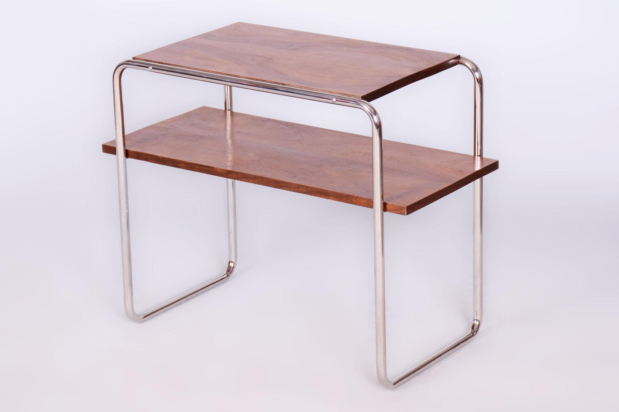Questo elegante tavolo Bauhaus proviene dalla Cecoslovacchia e risale alla prima metà del XX secolo. È realizzato in tubolare d'acciaio cromato e listellare impiallacciato in noce.

Il tavolo è stato sottoposto a un accurato restauro, durante il