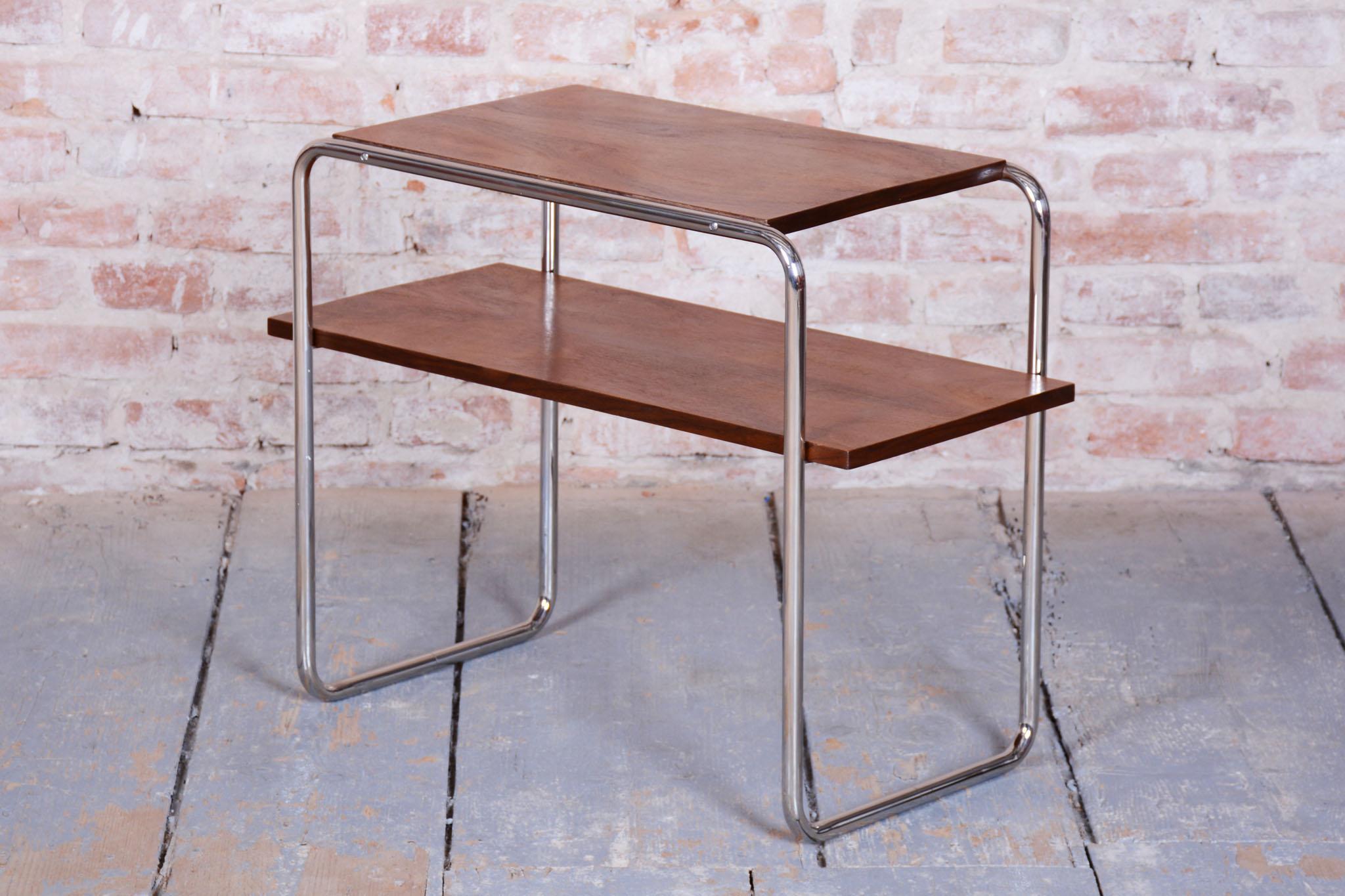 Ceco Tavolino Bauhaus restaurato, noce, acciaio cromato, polacco, ceco, anni '30 in vendita