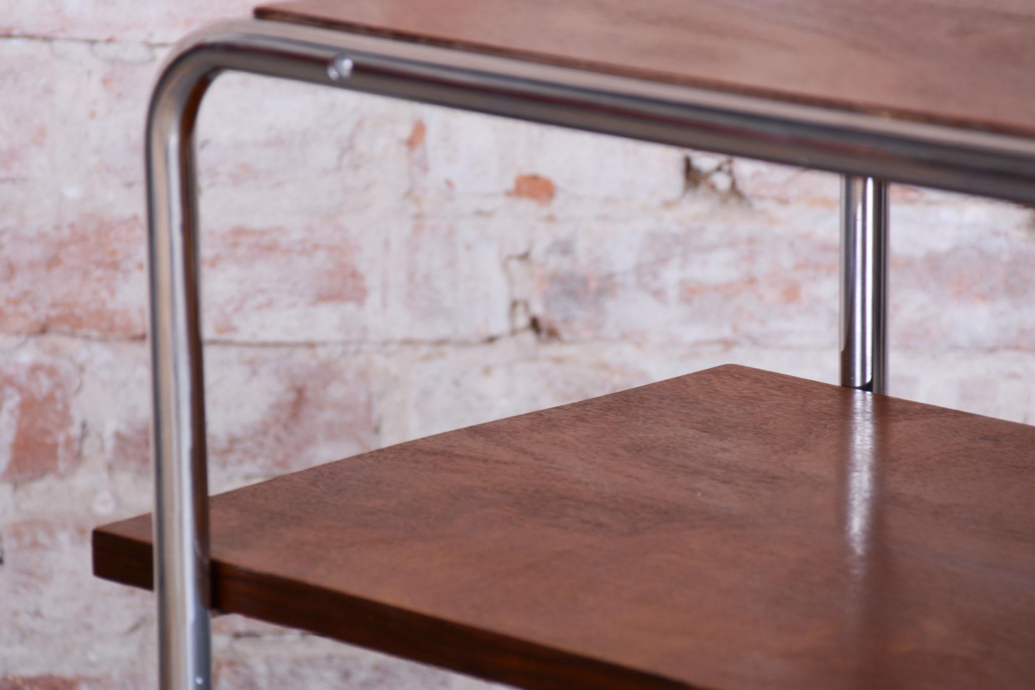 Metà XX secolo Tavolino Bauhaus restaurato, noce, acciaio cromato, polacco, ceco, anni '30 in vendita